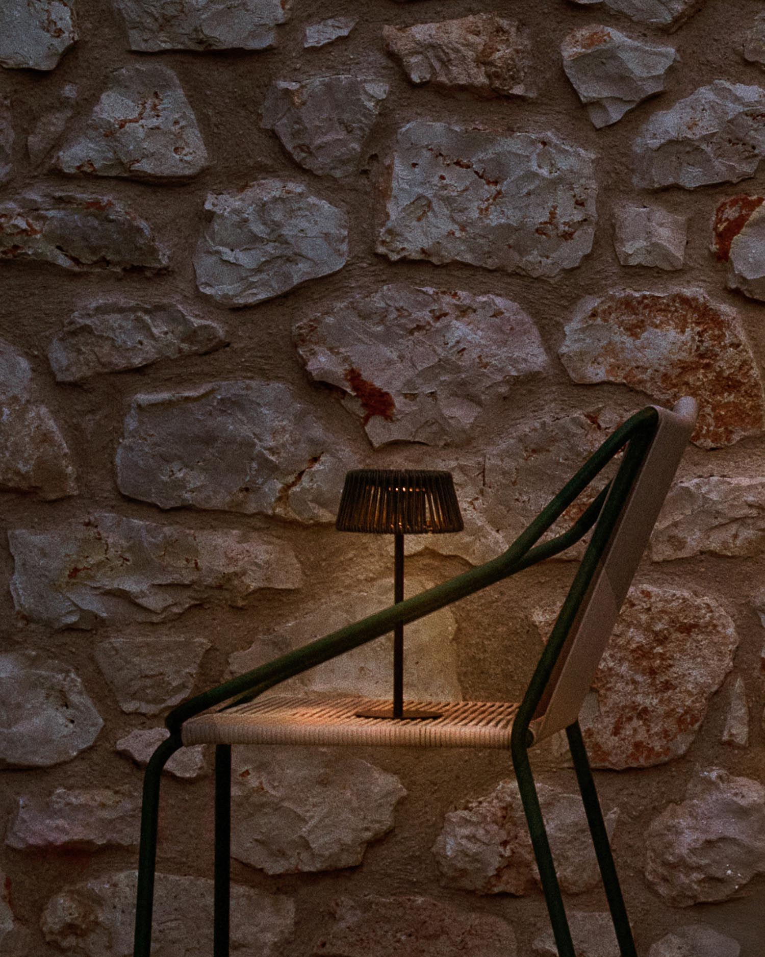 Erleben Sie die elegante Outdoor-Solar-Tischlampe Aldet von Kave Home. Ihr marmoriertes Seil-Design und der stabile Metallsockel machen sie zum idealen Lichtakzent für jeden Außenbereich.