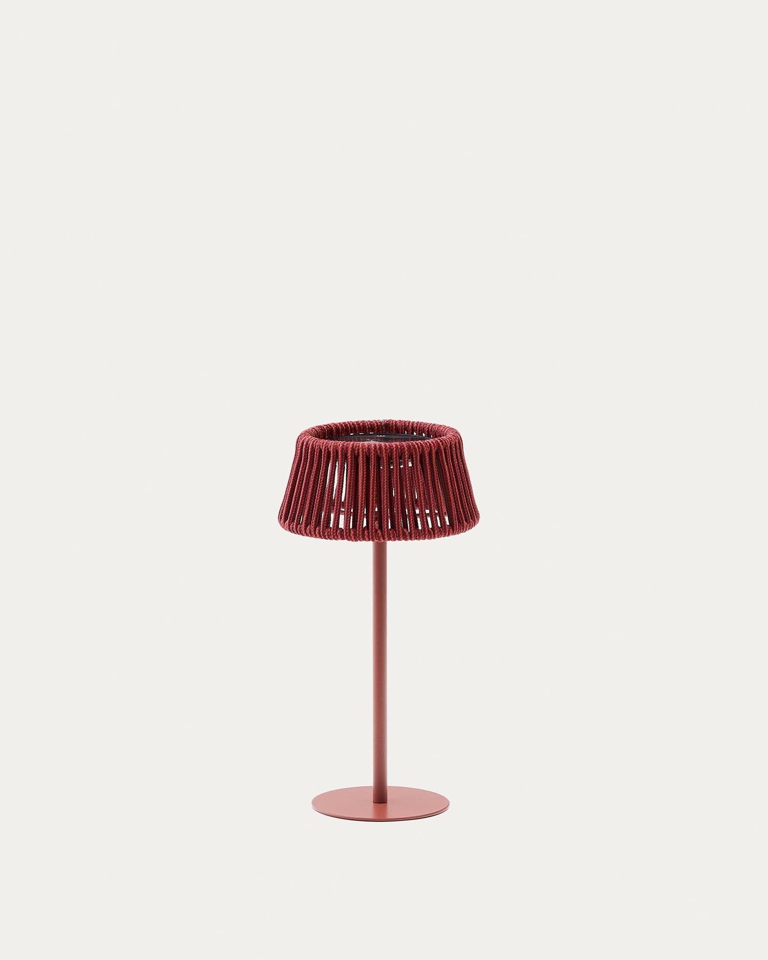 Outdoor-Solar-Tischlampe Aldet aus terrakottafarben marmoriertem Seil und terrakottafarbenem Metallsockel in Terrakotta präsentiert im Onlineshop von KAQTU Design AG. Outdoor-Beleuchtung ist von Kave Home