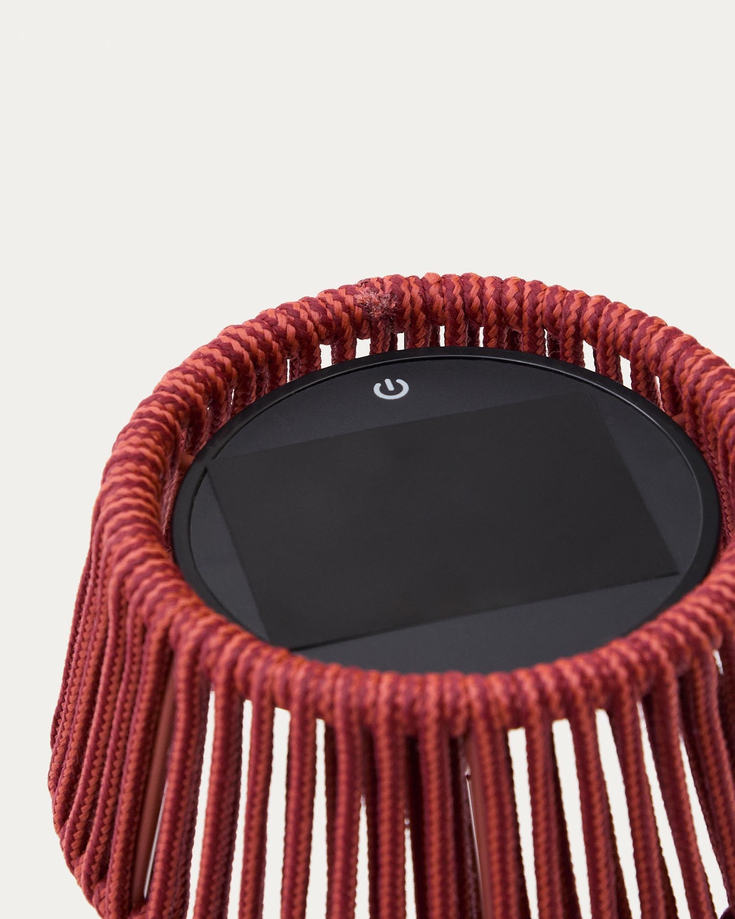 Entdecken Sie die stilvolle Outdoor-Solar-Tischlampe Aldet von Kave Home. Ihr einzigartiges terrakottafarbenes Design und die flexible Lichtintensität schaffen eine einladende Atmosphäre für jeden Außenbereich.