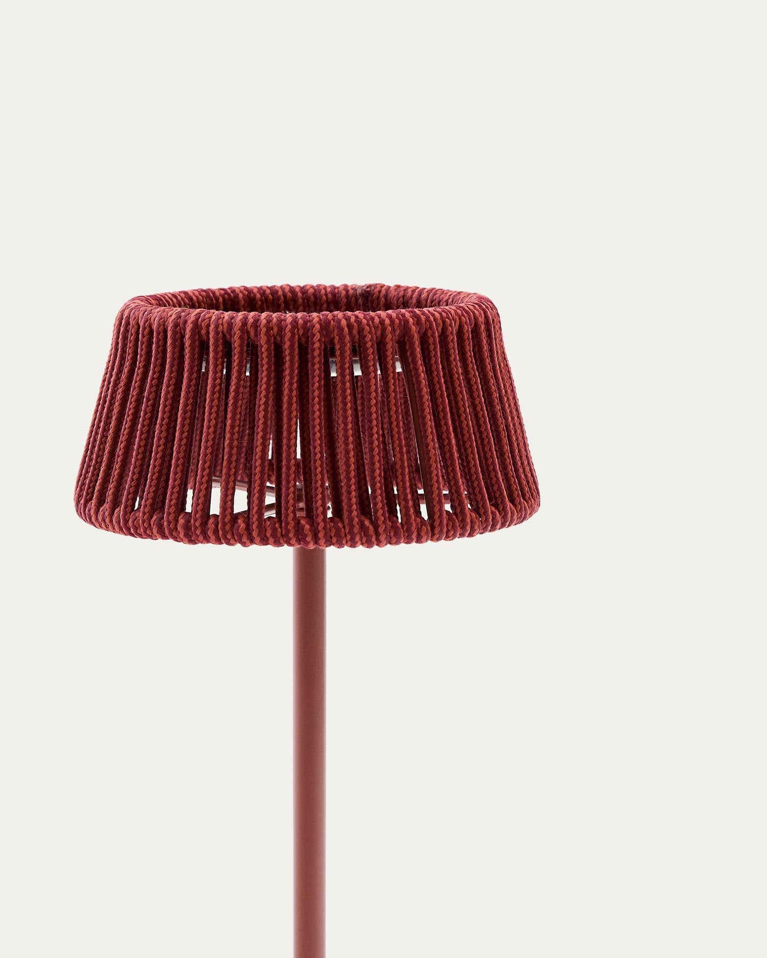 Entdecken Sie die stilvolle Outdoor-Solar-Tischlampe Aldet von Kave Home. Ihr terrakottafarbenes Design und die umweltfreundliche Solartechnologie machen sie ideal für jeden Außenbereich.