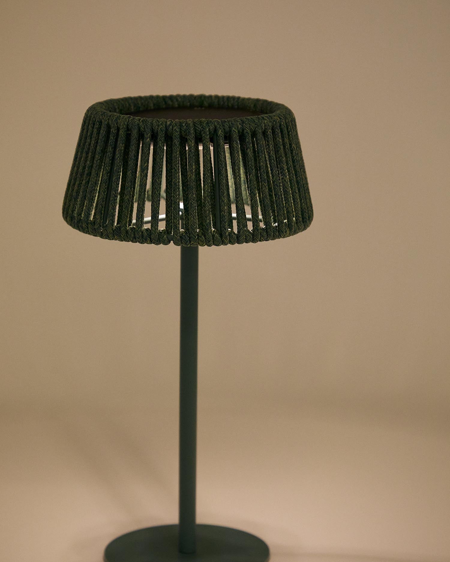 Erleben Sie die elegante Outdoor-Solar-Tischlampe Aldet von Kave Home. Ihr einzigartiges türkisfarbenes Seil-Design schafft eine gemütliche Atmosphäre im Freien.