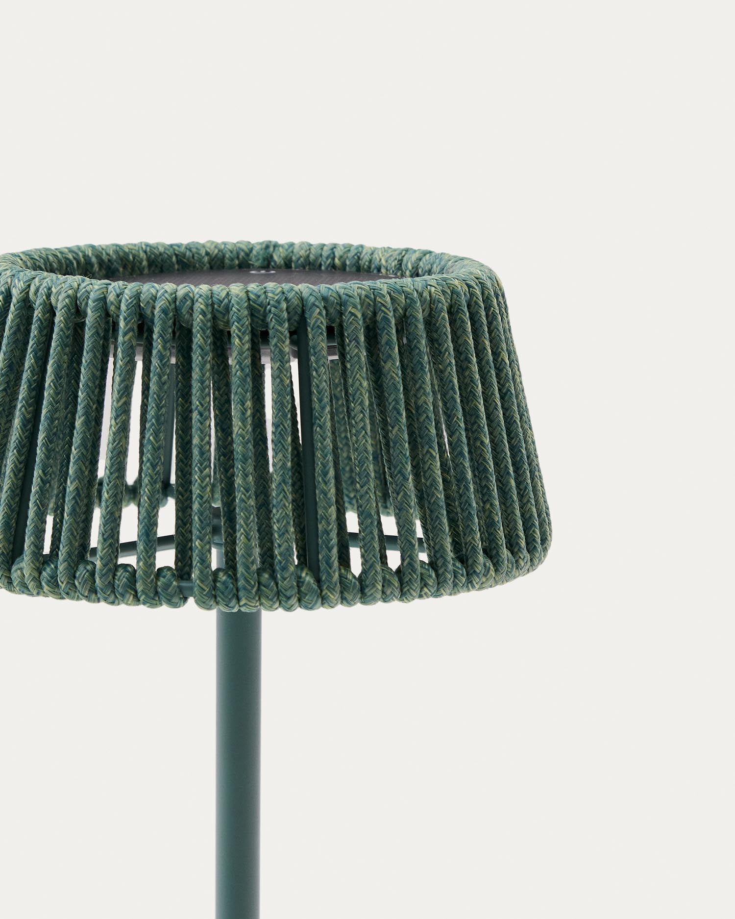 Erleben Sie die elegante Outdoor-Solar-Tischlampe Aldet von Kave Home. Ihr einzigartiges türkisfarbenes Seil-Design schafft eine gemütliche Atmosphäre im Freien.