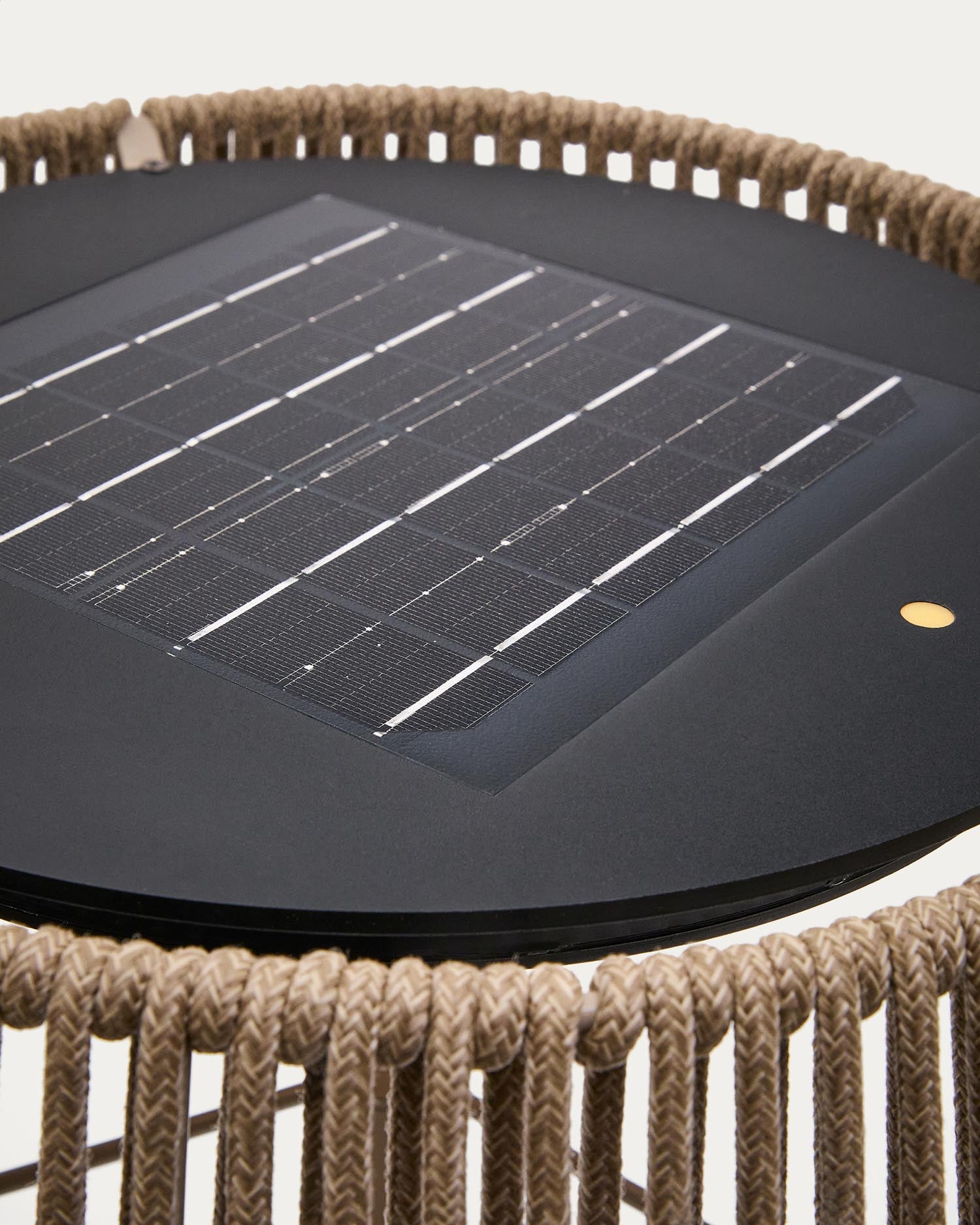 Die elegante Outdoor-Solar-Stehlampe Aldet von Kave Home vereint modernes Design mit Funktionalität und sorgt für stimmungsvolle Beleuchtung im Garten.