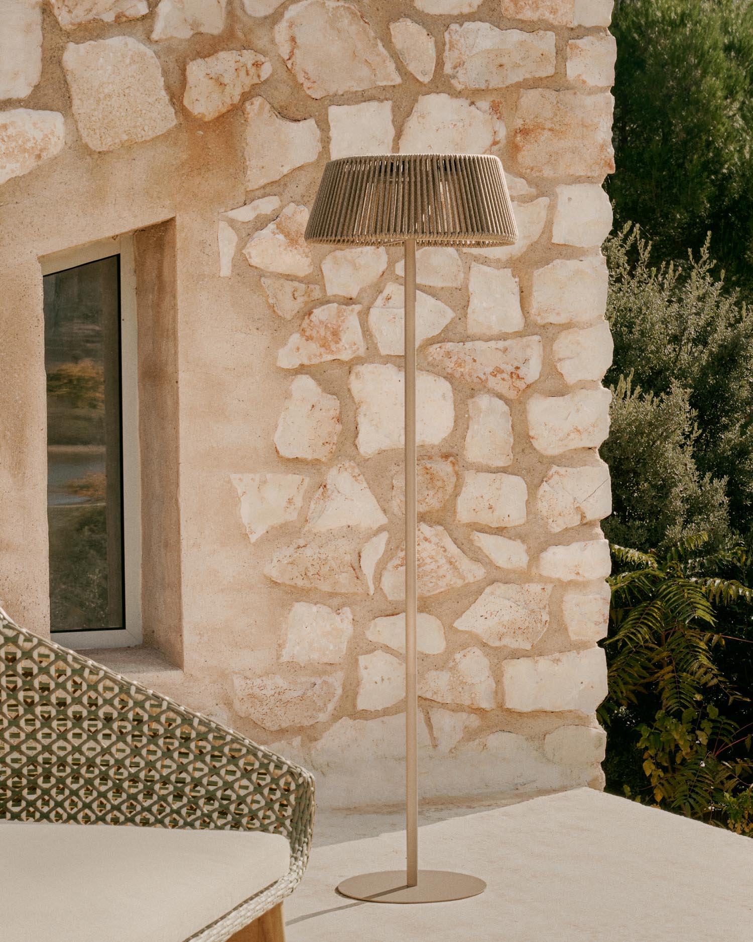 Entdecken Sie die stilvolle Outdoor-Solar-Stehlampe Aldet von Kave Home. Mit ihrem eleganten Design aus beige marmoriertem Seil und beigem Metallsockel ist sie die perfekte Ergänzung für Ihren Außenbereich.