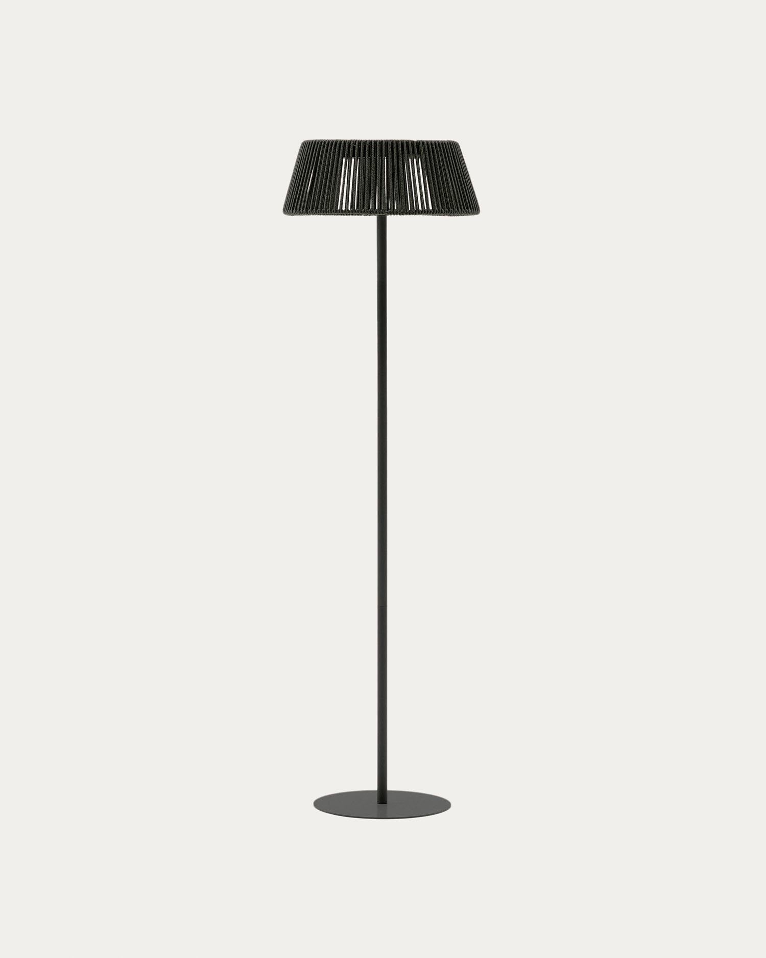 Outdoor-Solar-Stehlampe Aldet aus schwarz-grün marmoriertem Seil und schwarzem Metallsockel Ø 46 cm in Grün präsentiert im Onlineshop von KAQTU Design AG. Outdoor-Beleuchtung ist von Kave Home