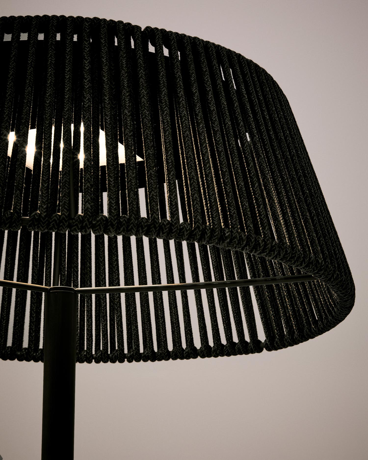 Verleihen Sie Ihrem Außenbereich mit der eleganten Outdoor-Solar-Stehlampe Aldet aus marmoriertem Seil und stabilem Metallsockel einen Hauch von Stil!