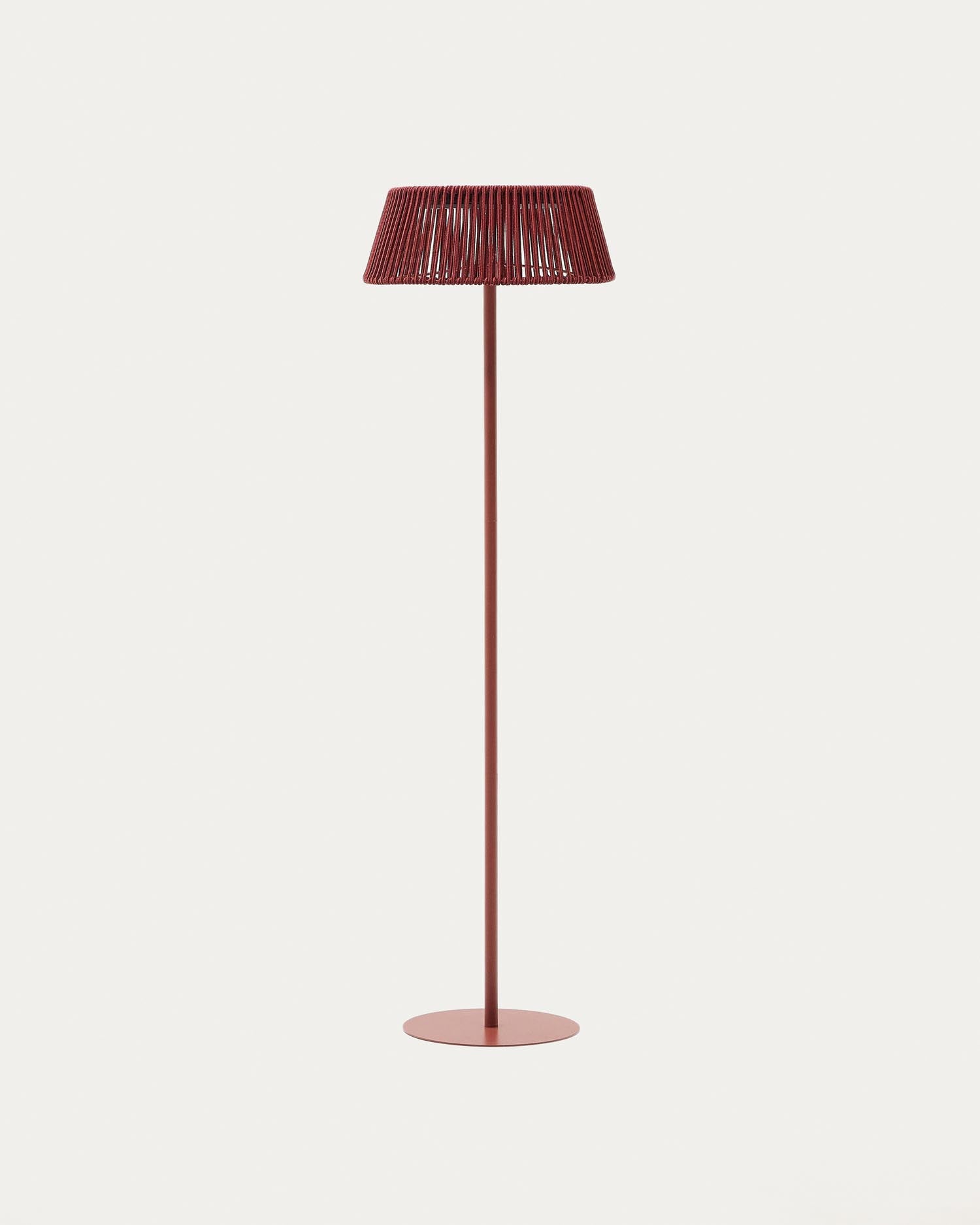 Outdoor-Solar-Stehlampe Aldet aus terrakottafarben marmoriertem Seil und terrakottafarbenem Metallsockel Ø 46 cm in Terrakotta präsentiert im Onlineshop von KAQTU Design AG. Outdoor-Beleuchtung ist von Kave Home