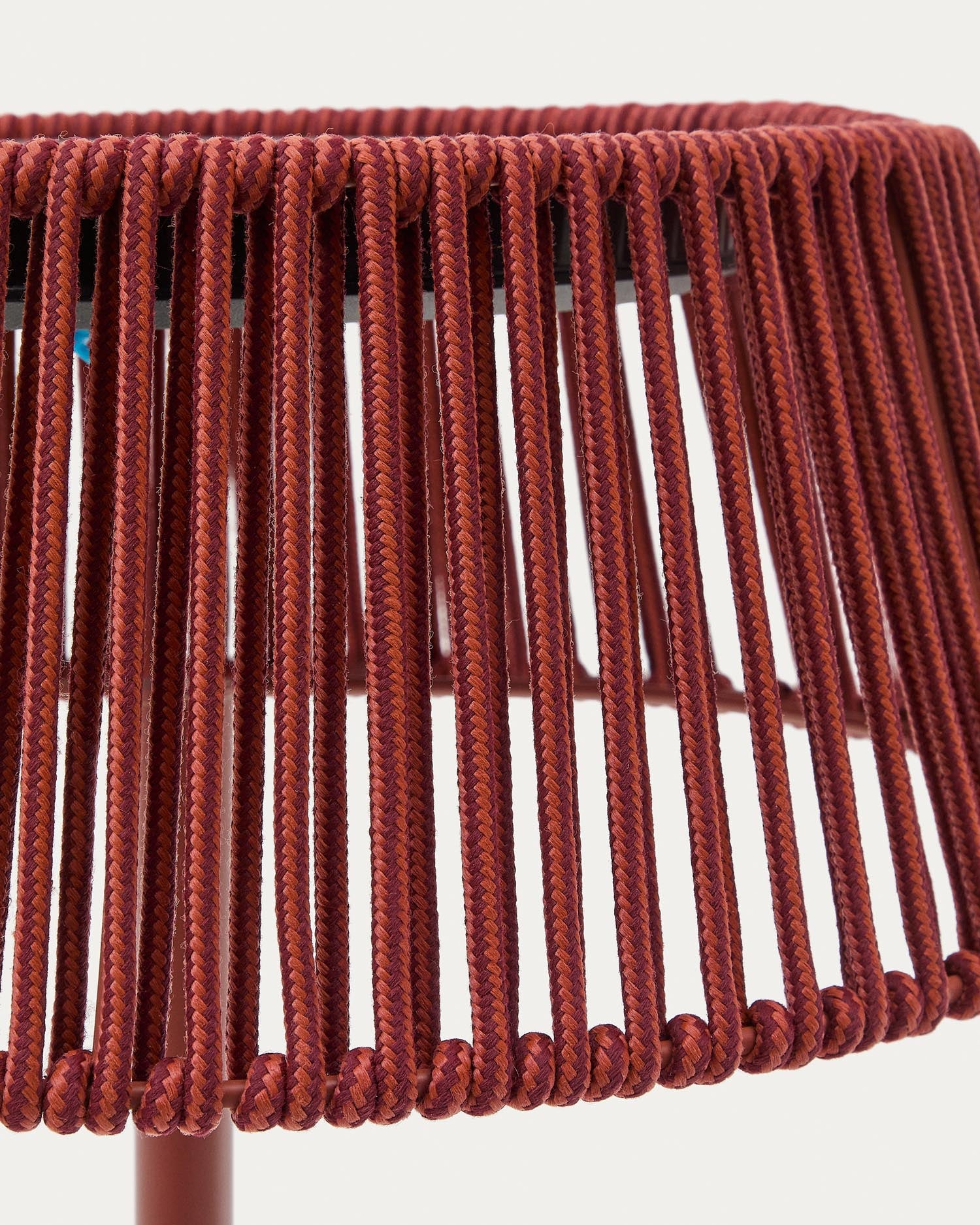 Die elegante Outdoor-Solar-Stehlampe Aldet von Kave Home bietet stilvolle Beleuchtung und Flexibilität für Ihren Garten oder Balkon.