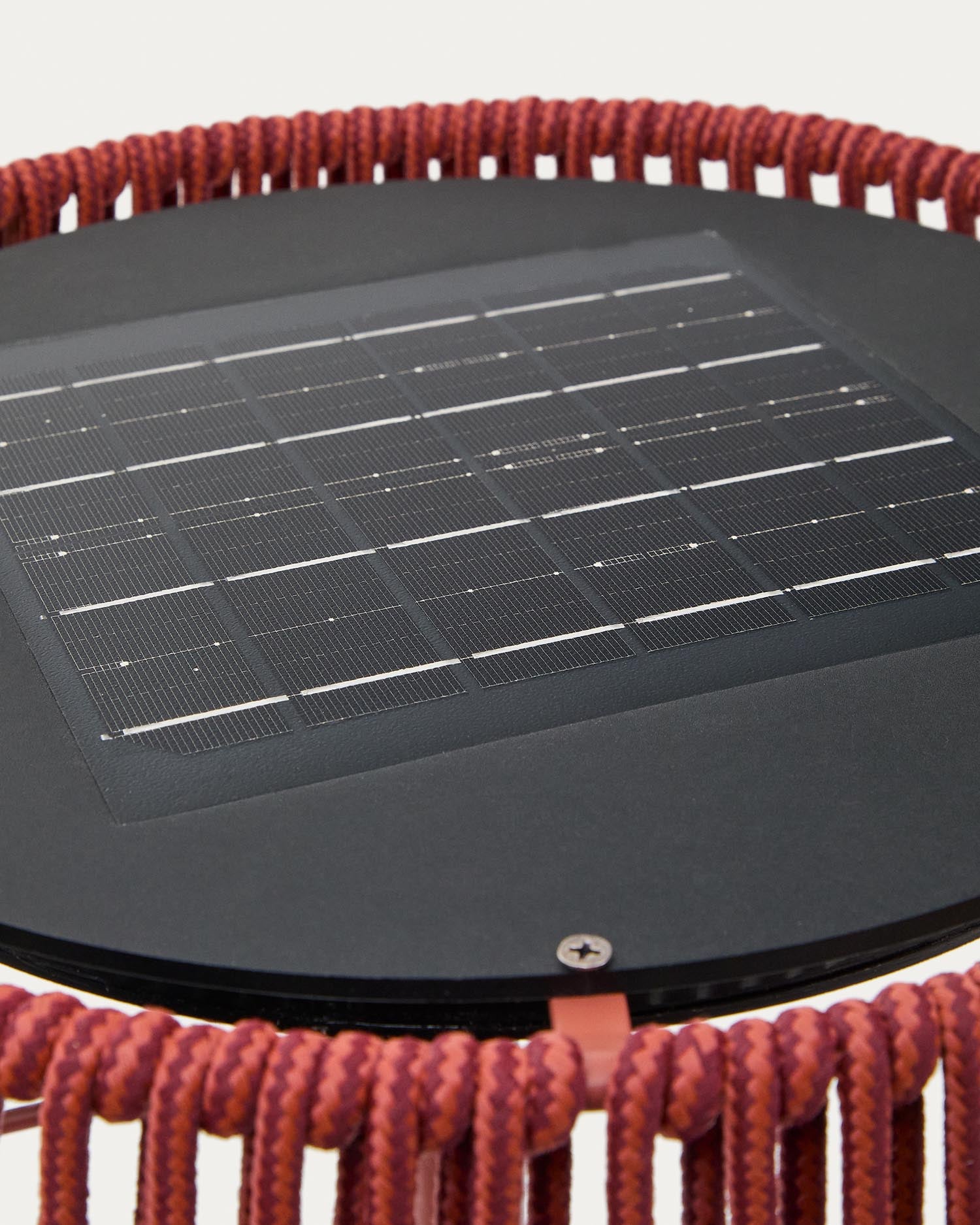 Die Outdoor-Solar-Stehlampe Aldet von Kave Home vereint elegantes Design und praktische Funktionalität für stimmungsvolle Abende im Freien.