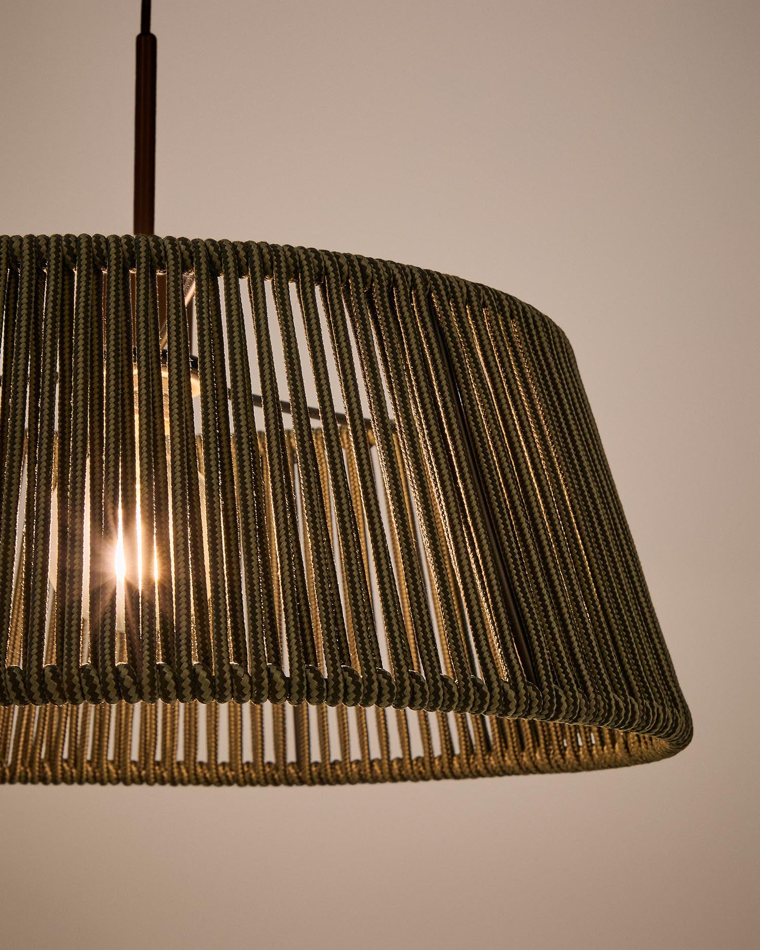 Eleganter Lampenschirm Aldet aus geflochtenem, schwarz-grün marmoriertem Seil Ø 46 cm von Kave Home – perfekt für stilvolle Terrassen und Gärten.