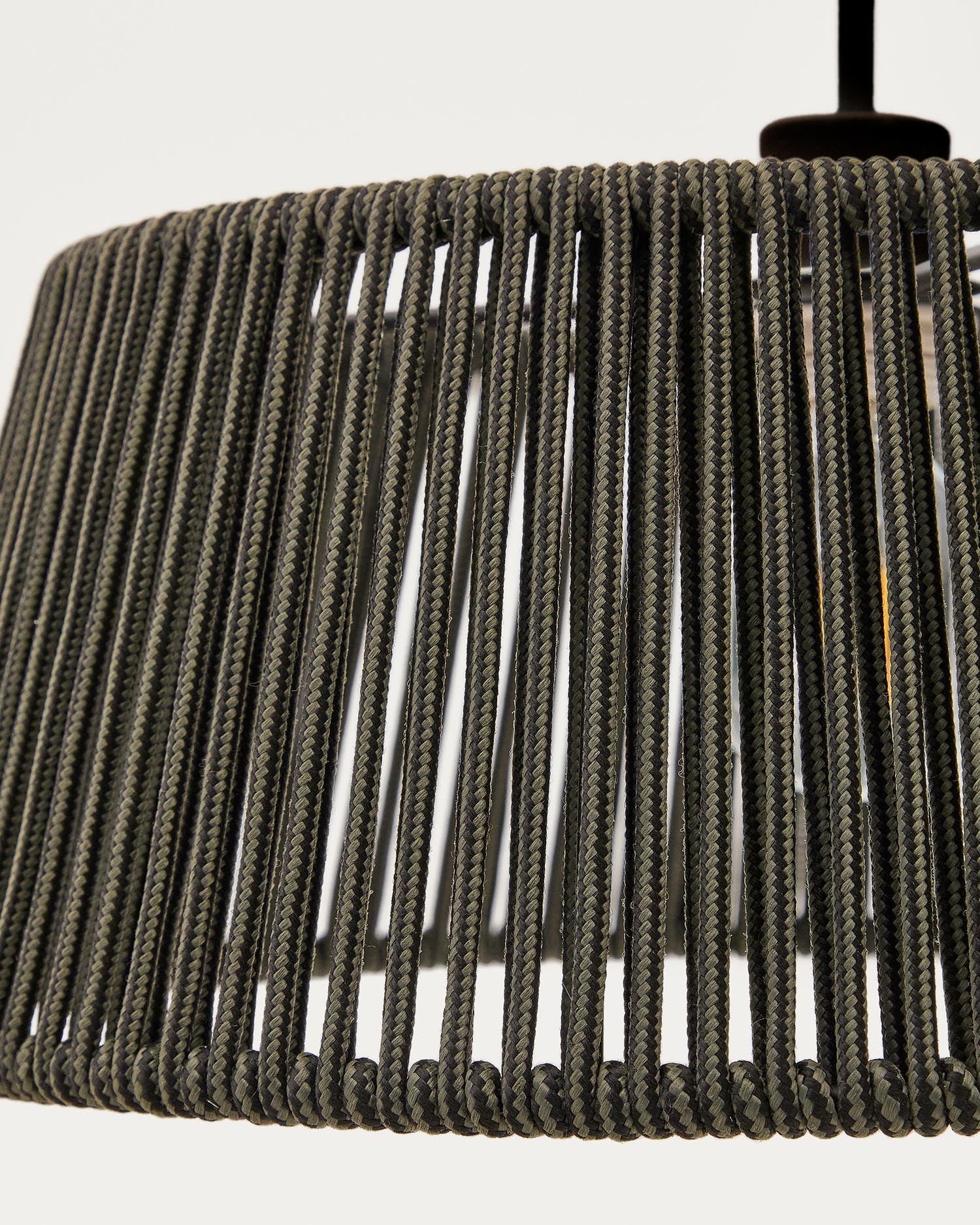 Stilvoller Lampenschirm Aldet aus robustem, schwarz-grün marmoriertem Seil Ø 46 cm von Kave Home – ideal für gemütliche Außenbereiche.