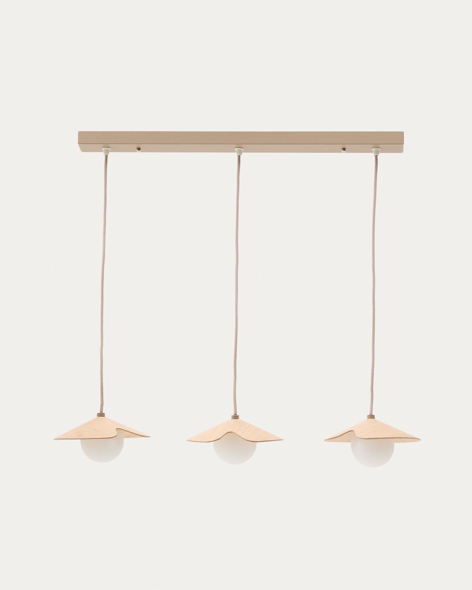 Deckenleuchte Wilara aus Eichenfurnier mit drei weissen Rauchglaskugeln in Natur präsentiert im Onlineshop von KAQTU Design AG. Pendelleuchte ist von Kave Home