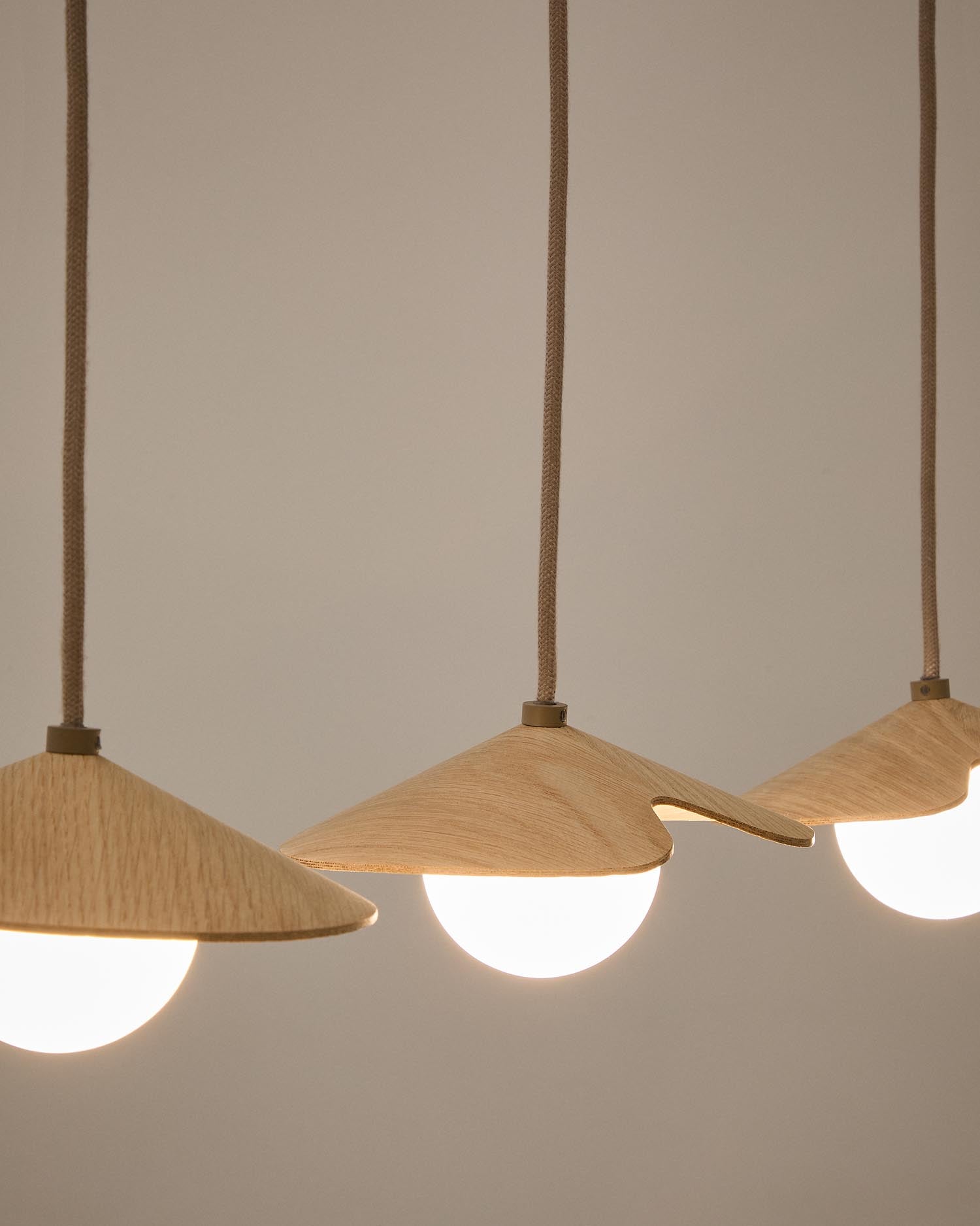 Elegante Deckenleuchte Wilara aus Eichenfurnier mit drei weißen Rauchglaskugeln. Ideal für natürliche, stilvolle Wohnräume.