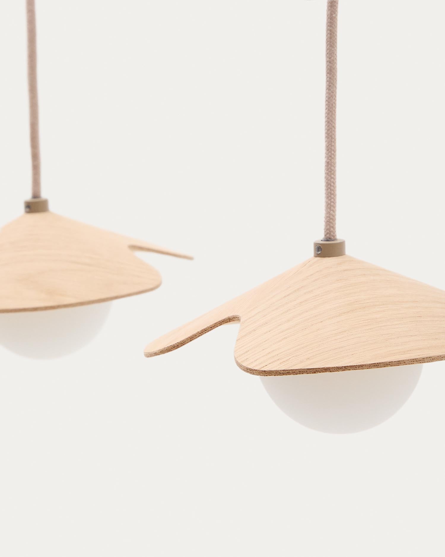 Stilvolle Deckenleuchte Wilara aus Eichenfurnier mit drei eleganten Rauchglaskugeln. Perfekt für moderne, natürliche Wohnkonzepte.