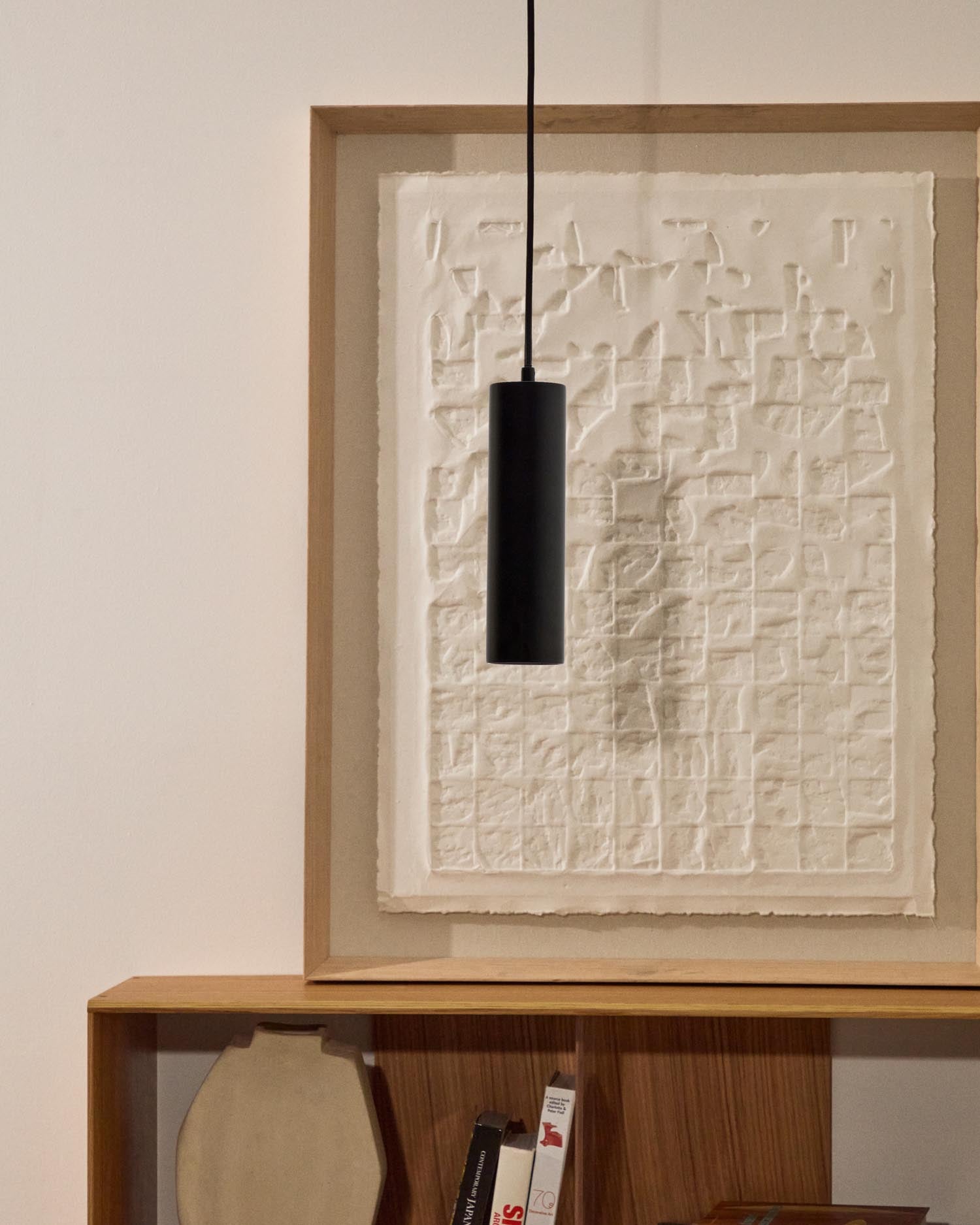 Elegante Deckenleuchte Andia aus Aluminium mit schwarzem Finish von Kave Home. Ideal für stilvolle Räume und harmonische Lichtakzente.