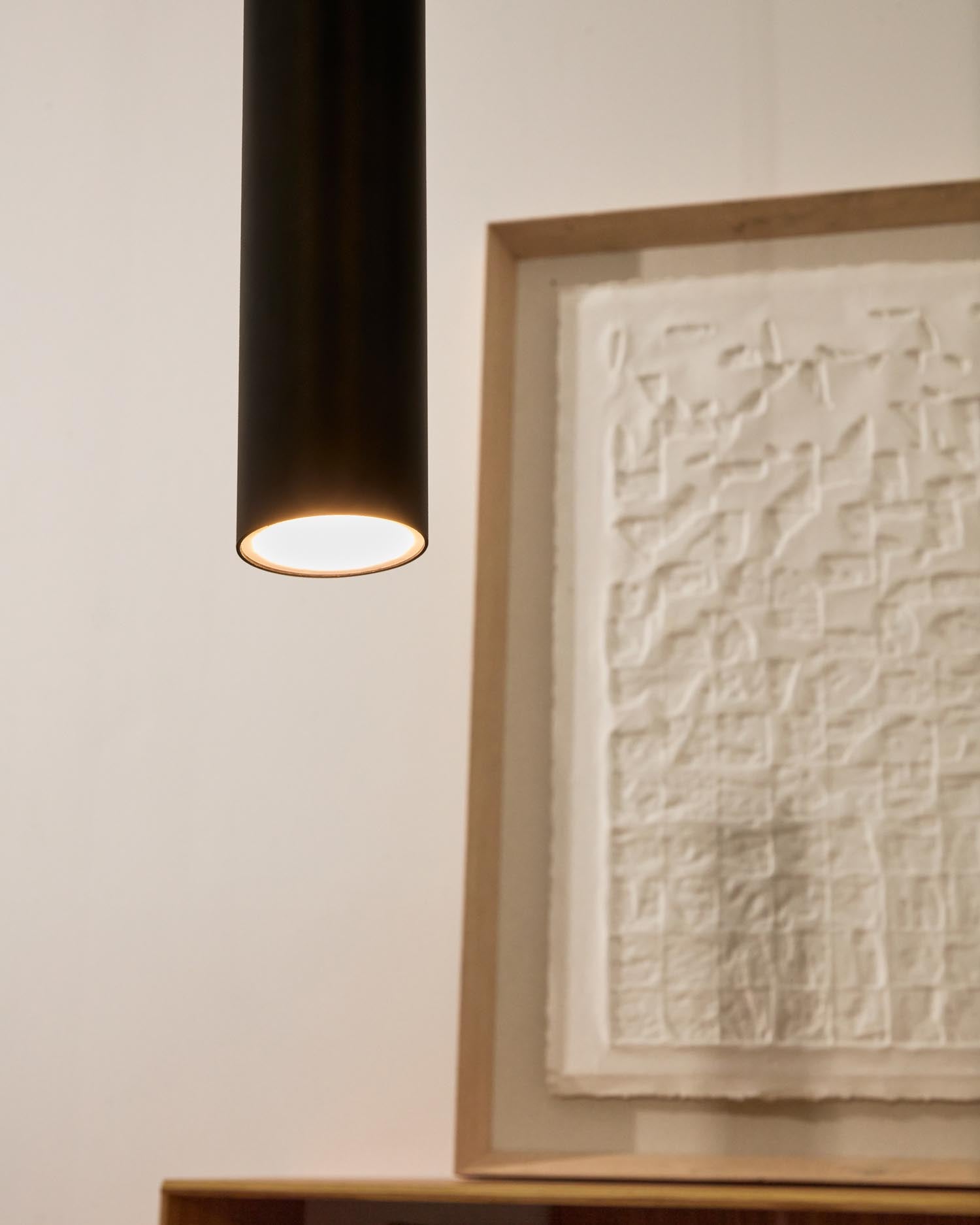 Moderne Deckenleuchte Andia aus Aluminium mit elegantem schwarzem Finish. Perfekte Lichtquelle für jeden Raum, vereint Stil und Funktionalität.