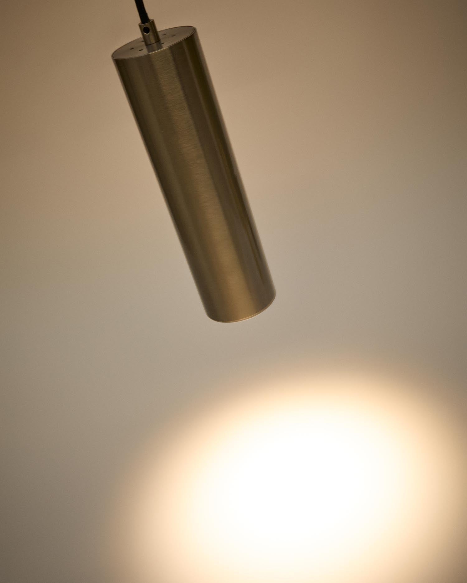 Erleben Sie die zeitlose Eleganz der Deckenleuchte Andia aus Aluminium mit gebürstetem Silberfinish von Kave Home – perfektes Licht für jeden Raum.