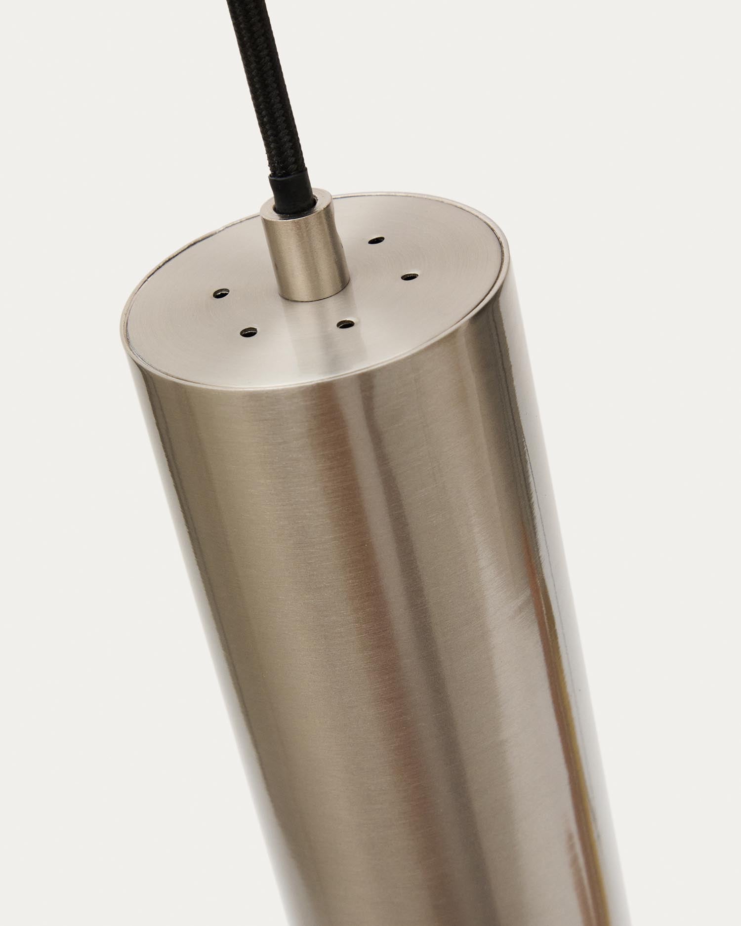 Entdecken Sie die stilvolle Deckenleuchte Andia von Kave Home – ein elegantes Aluminiumdesign mit gebürstetem Silberfinish, ideal für harmonische Beleuchtung.