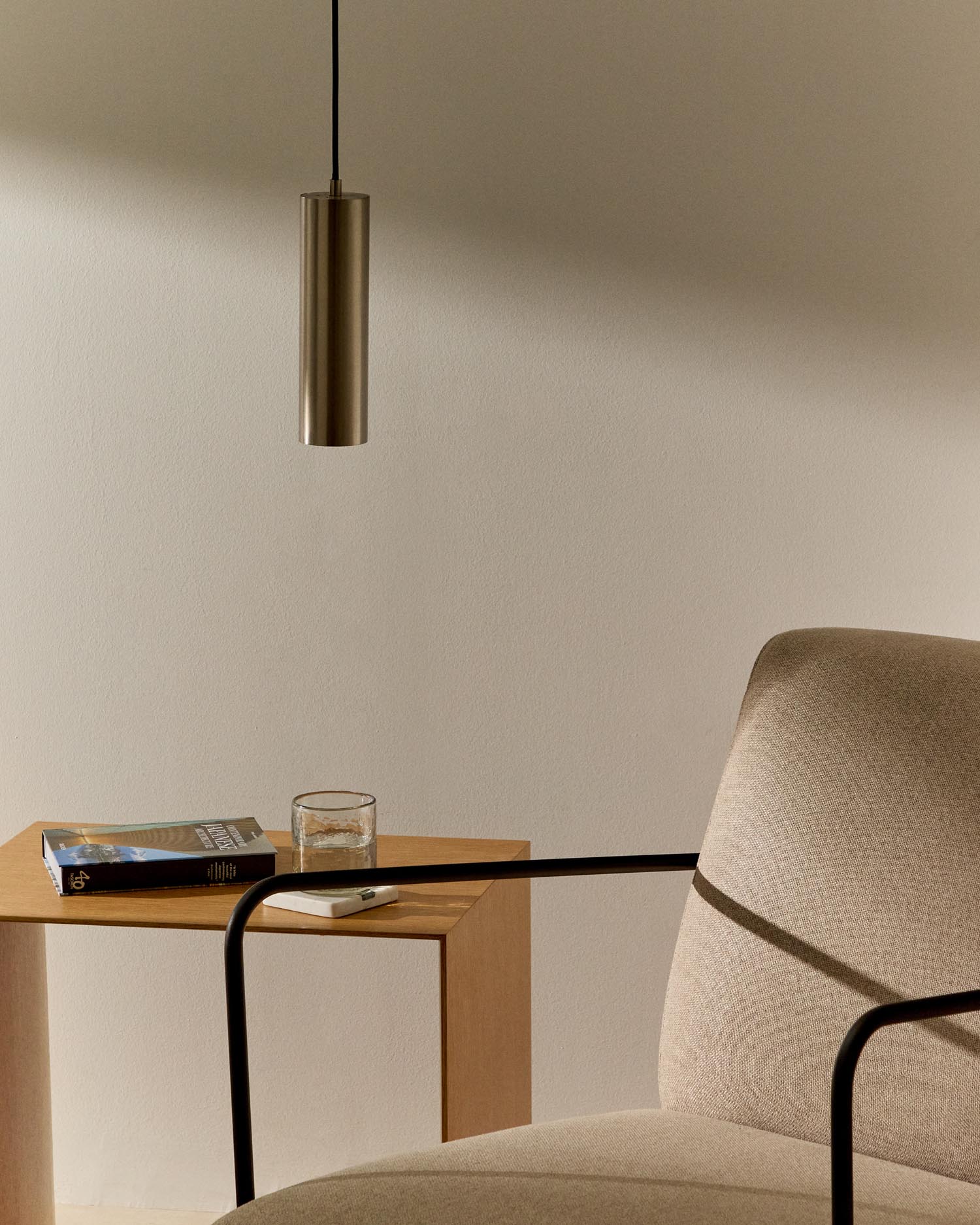 Entdecken Sie die elegante Deckenleuchte Andia aus Aluminium mit gebürstetem Silberfinish von Kave Home – stilvolle Beleuchtung für jedes Zuhause.