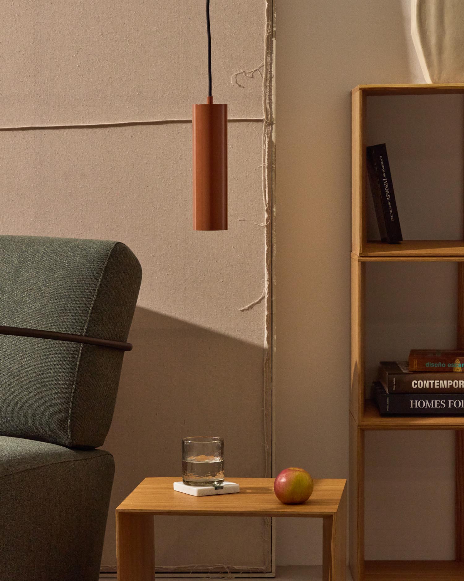 Entdecken Sie die stilvolle Deckenleuchte Andia von Kave Home. Ihr elegantes terrakottafarbenes Finish und modernes Design schaffen eine warme Atmosphäre.