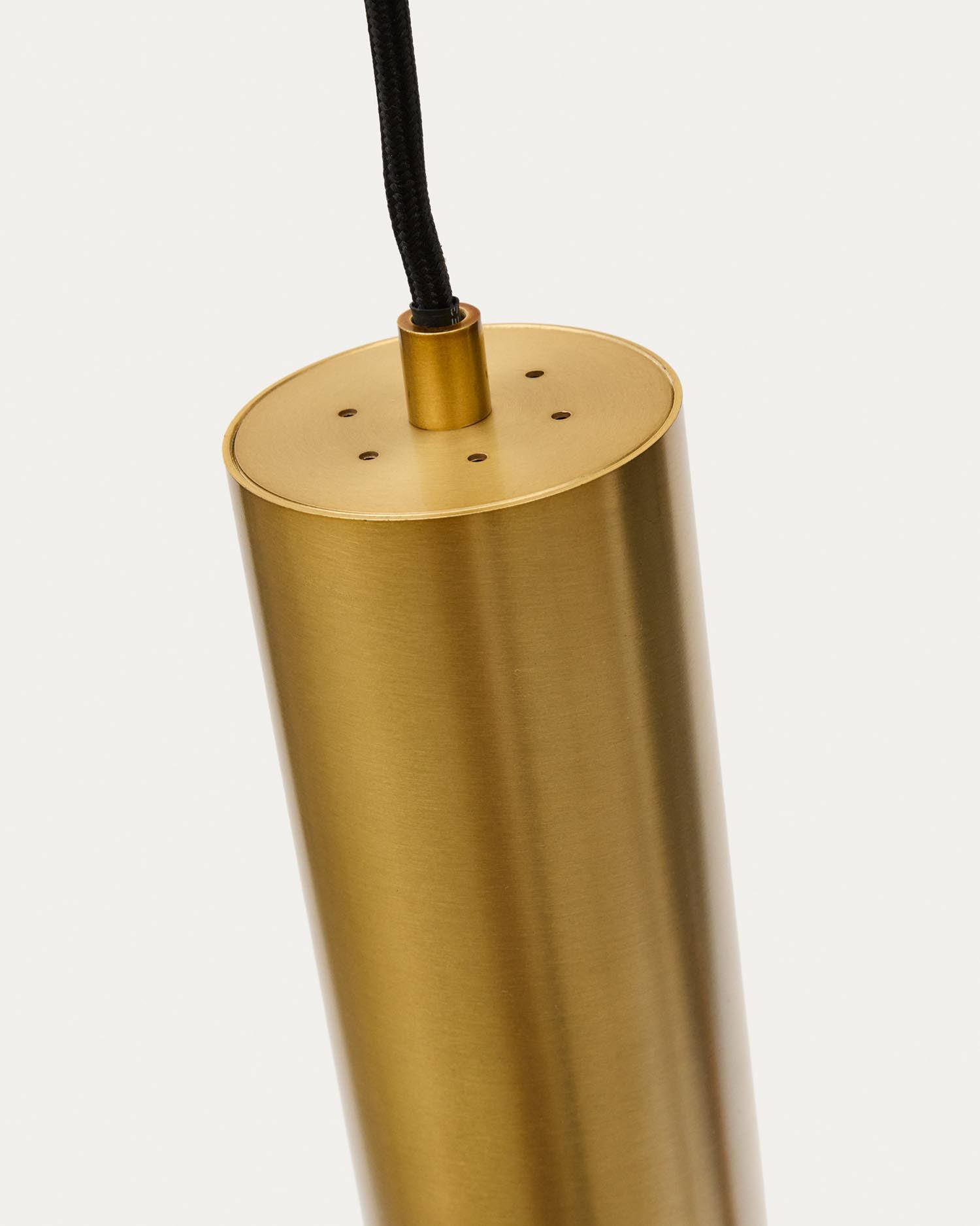 Die elegante Deckenleuchte Andia von Kave Home aus Aluminium mit goldfarbenem Finish bringt modernes Flair und warmes Licht in Ihr Zuhause.