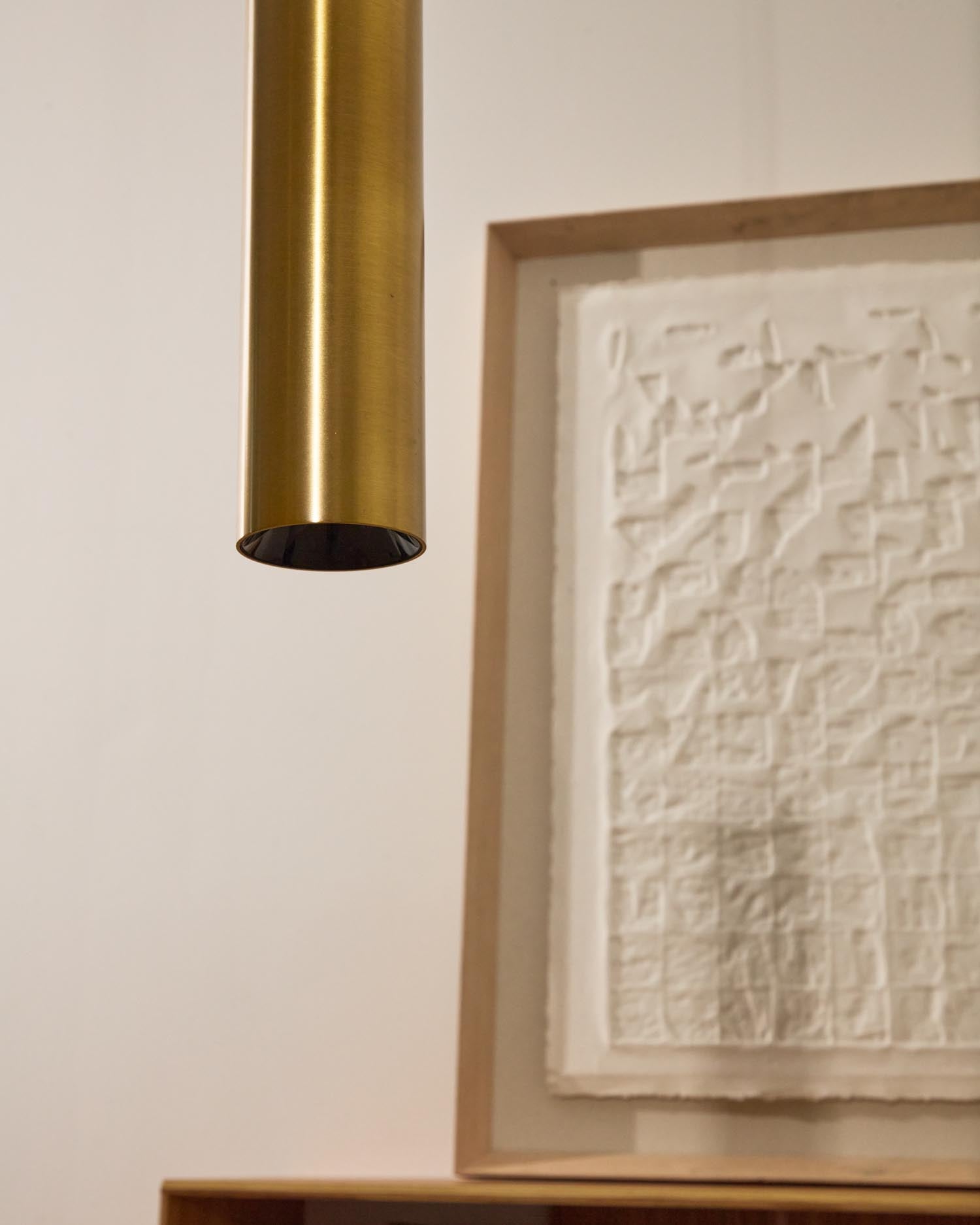 Verleihen Sie Ihrem Zuhause mit der Deckenleuchte Andia von Kave Home einen Hauch von Eleganz. Diese Aluminiumleuchte mit goldfarbenem Finish ist perfekt für jeden Raum.