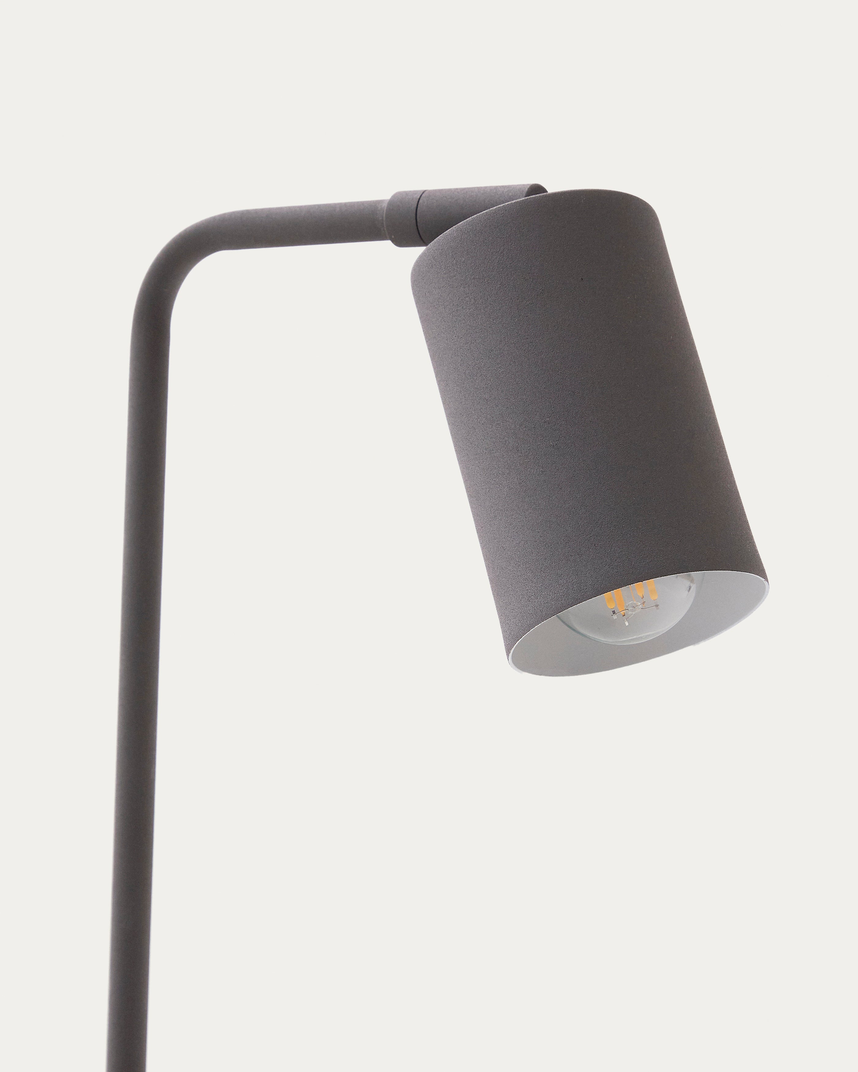 Schreibtischlampe Manie aus Metall mit Finish in schwarzer Gusseisenoptik in Schwarz präsentiert im Onlineshop von KAQTU Design AG. Tischleuchte ist von Kave Home