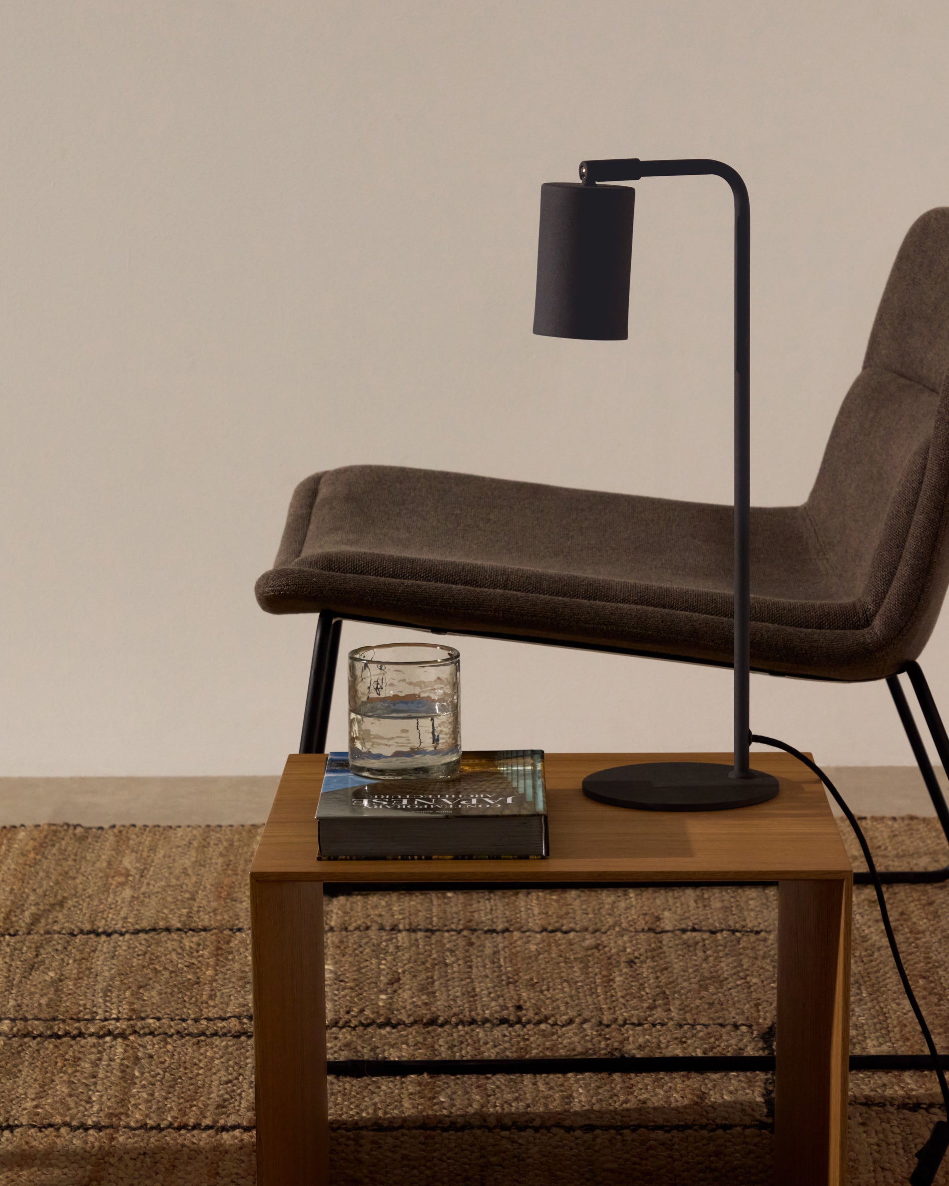 Schreibtischlampe Manie aus Metall mit Finish in schwarzer Gusseisenoptik in Schwarz präsentiert im Onlineshop von KAQTU Design AG. Tischleuchte ist von Kave Home