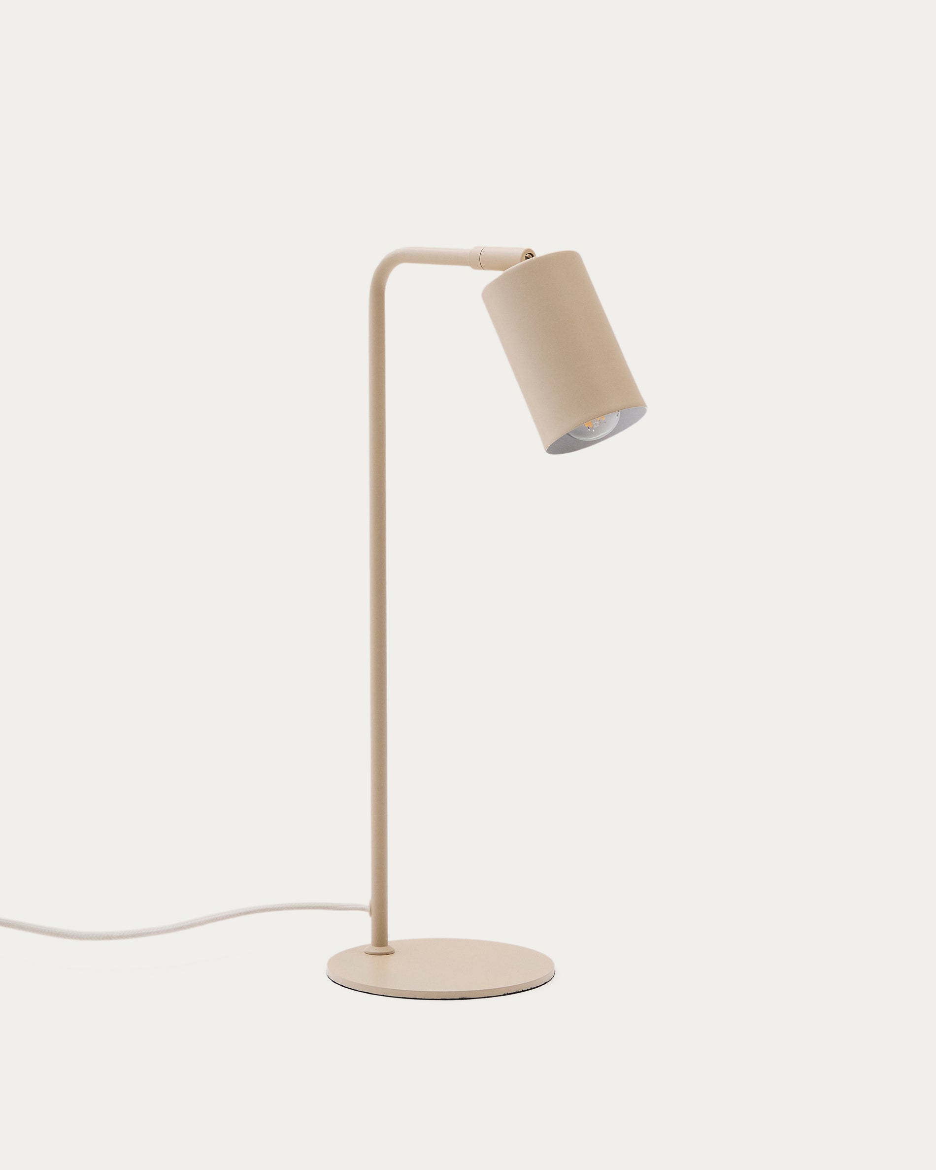 Schreibtischlampe Manie aus Metall mit beigem, texturiertem Finish in Beige präsentiert im Onlineshop von KAQTU Design AG. Tischleuchte ist von Kave Home