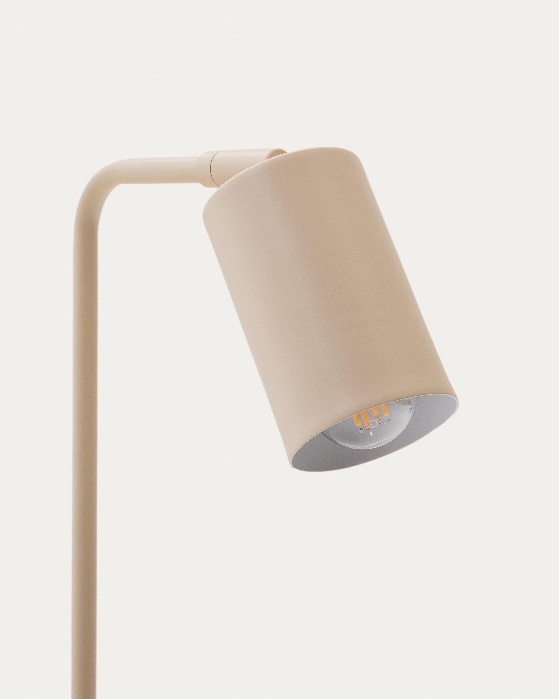 Schreibtischlampe Manie aus Metall mit beigem, texturiertem Finish in Beige präsentiert im Onlineshop von KAQTU Design AG. Tischleuchte ist von Kave Home