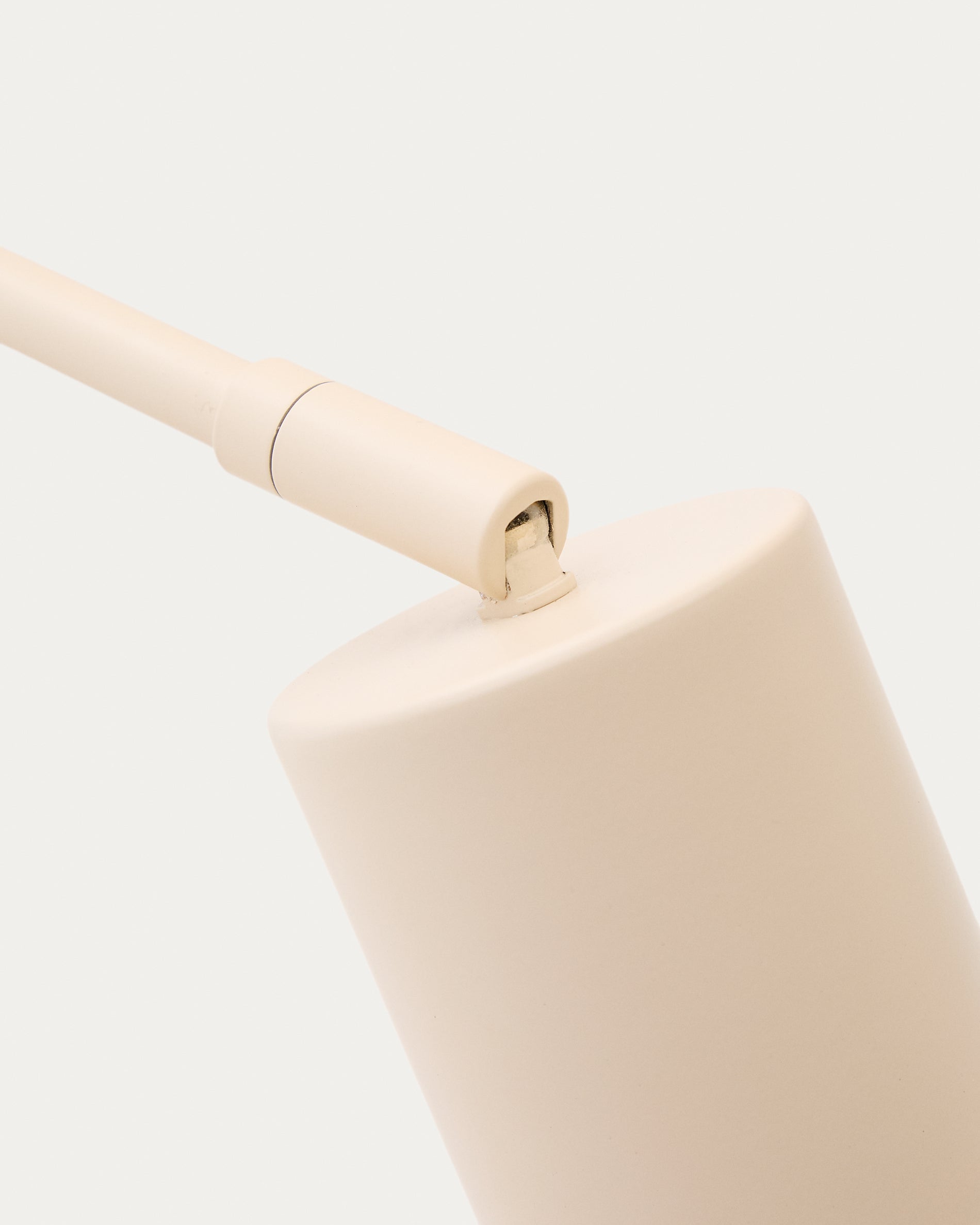 Schreibtischlampe Manie aus Metall mit beigem, texturiertem Finish in Beige präsentiert im Onlineshop von KAQTU Design AG. Tischleuchte ist von Kave Home