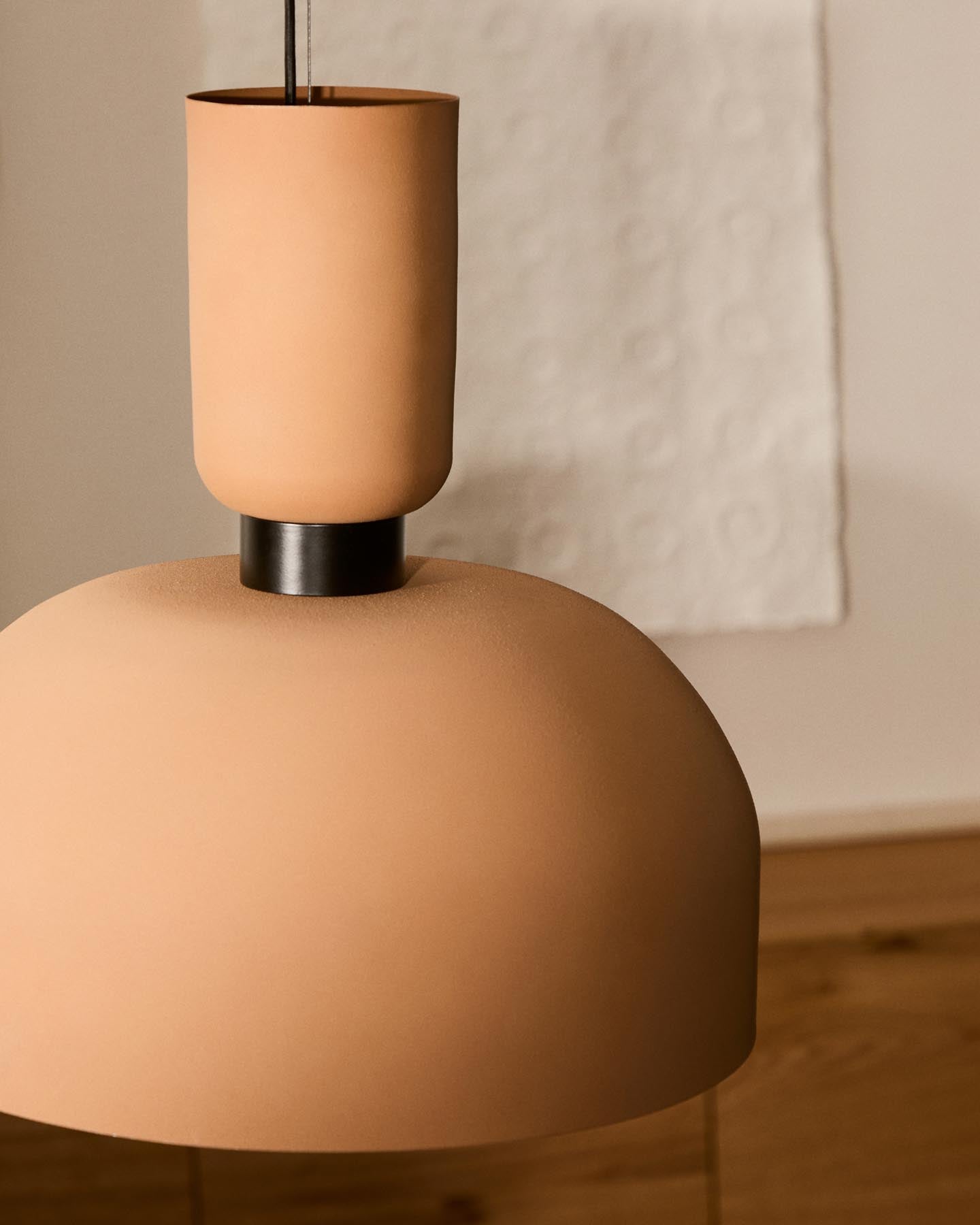 Deckenleuchte Nibla aus Metall in Terrakottaoptik Ø 40 cm in Terrakotta präsentiert im Onlineshop von KAQTU Design AG. Lampenschirm ist von Kave Home