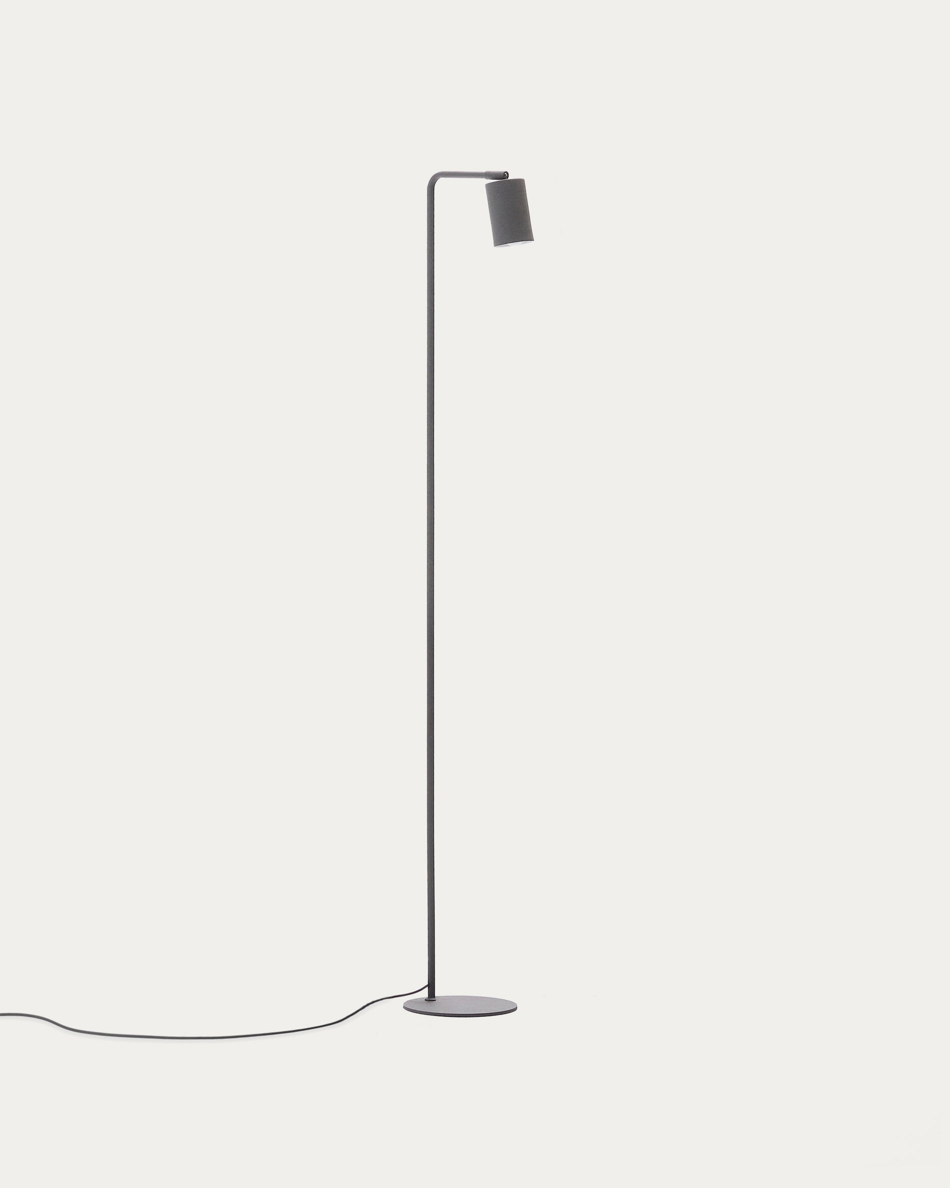 Stehlampe Manie aus Metall mit Finish in schwarzer Gusseisenoptik in Schwarz präsentiert im Onlineshop von KAQTU Design AG. Stehleuchte ist von Kave Home