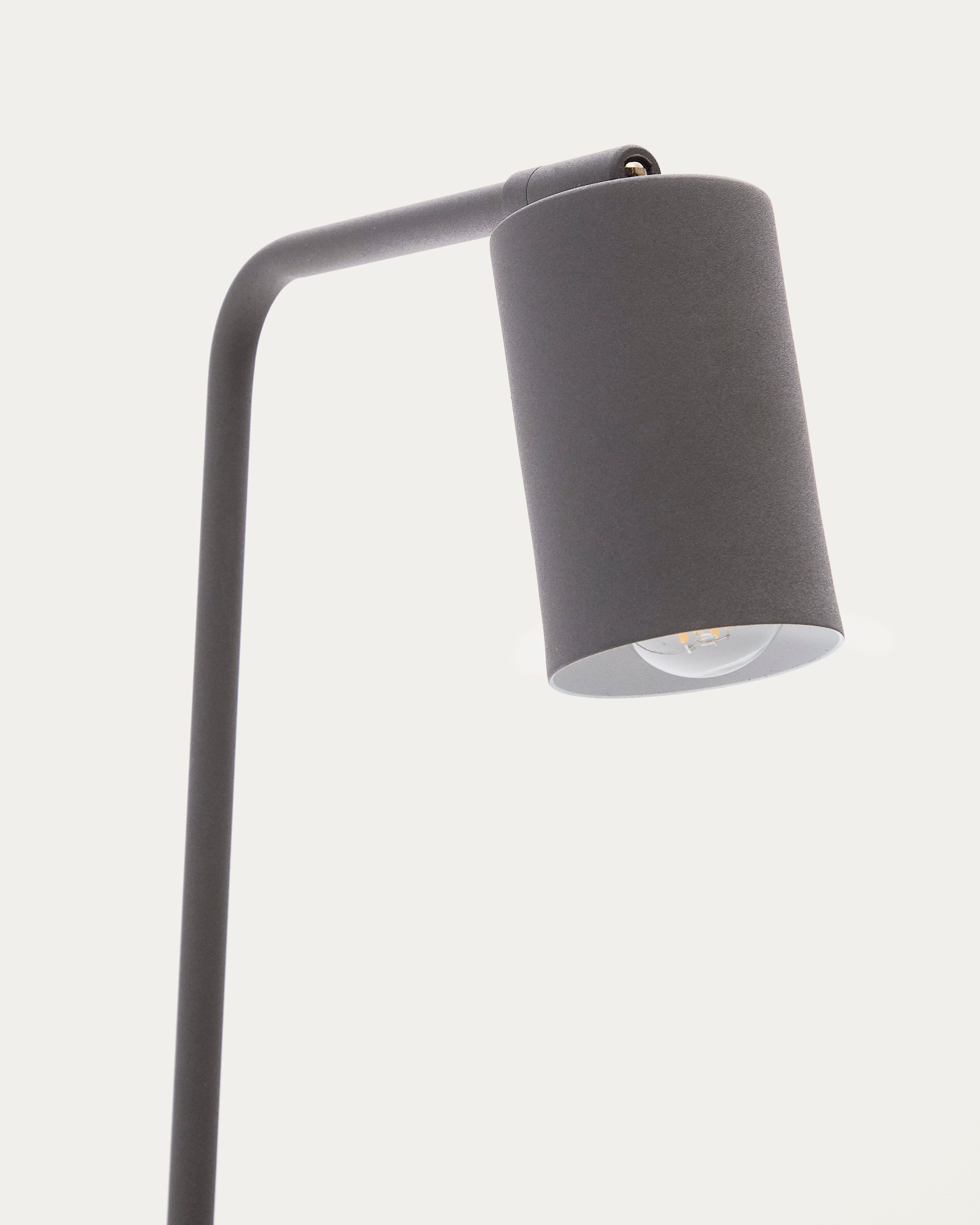 Stehlampe Manie aus Metall mit Finish in schwarzer Gusseisenoptik in Schwarz präsentiert im Onlineshop von KAQTU Design AG. Stehleuchte ist von Kave Home