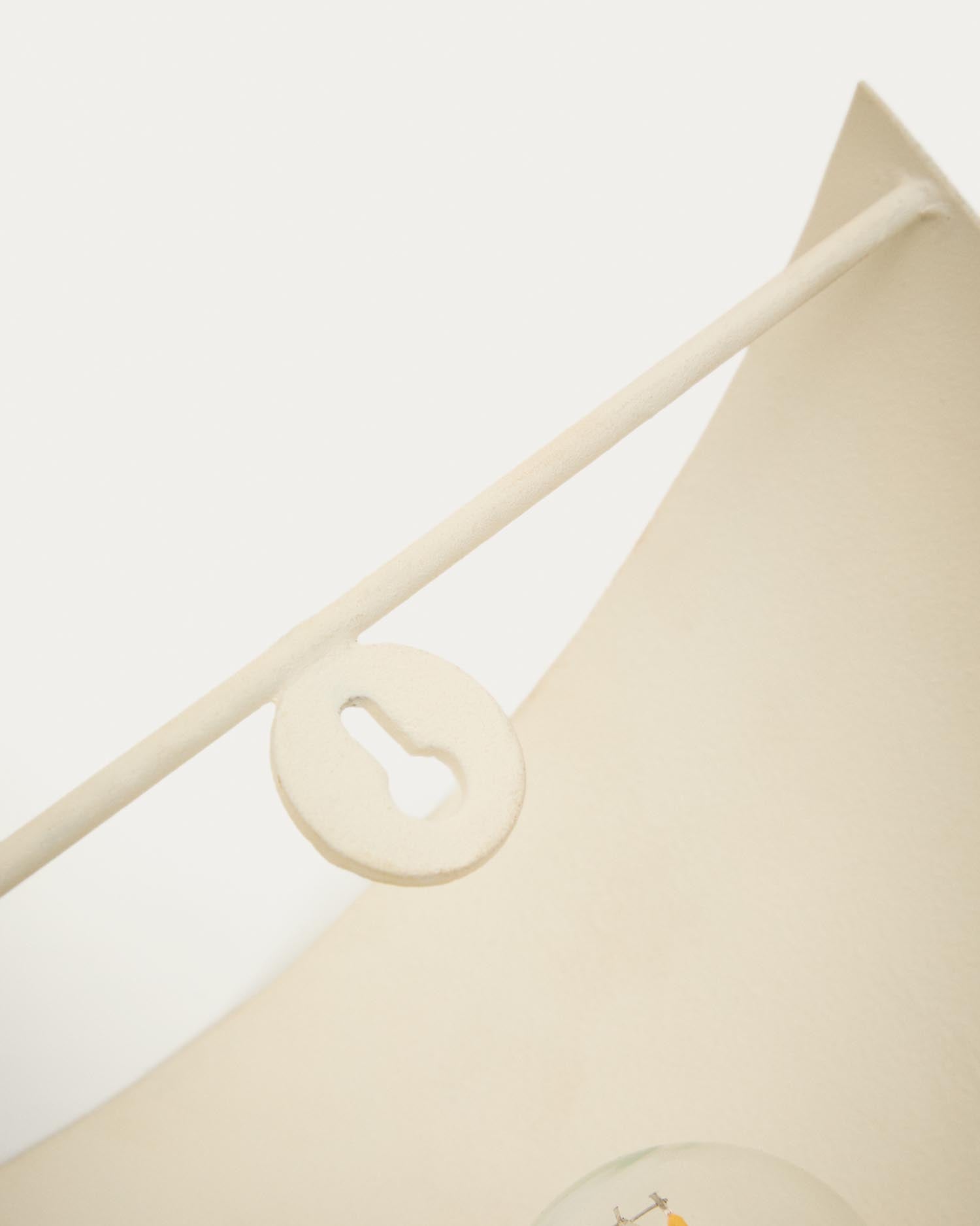 Die Wandleuchte Nibla von Kave Home in weißer Tonerdeoptik bringt stilvolle Eleganz und warme Lichtakzente in Ihr Zuhause.