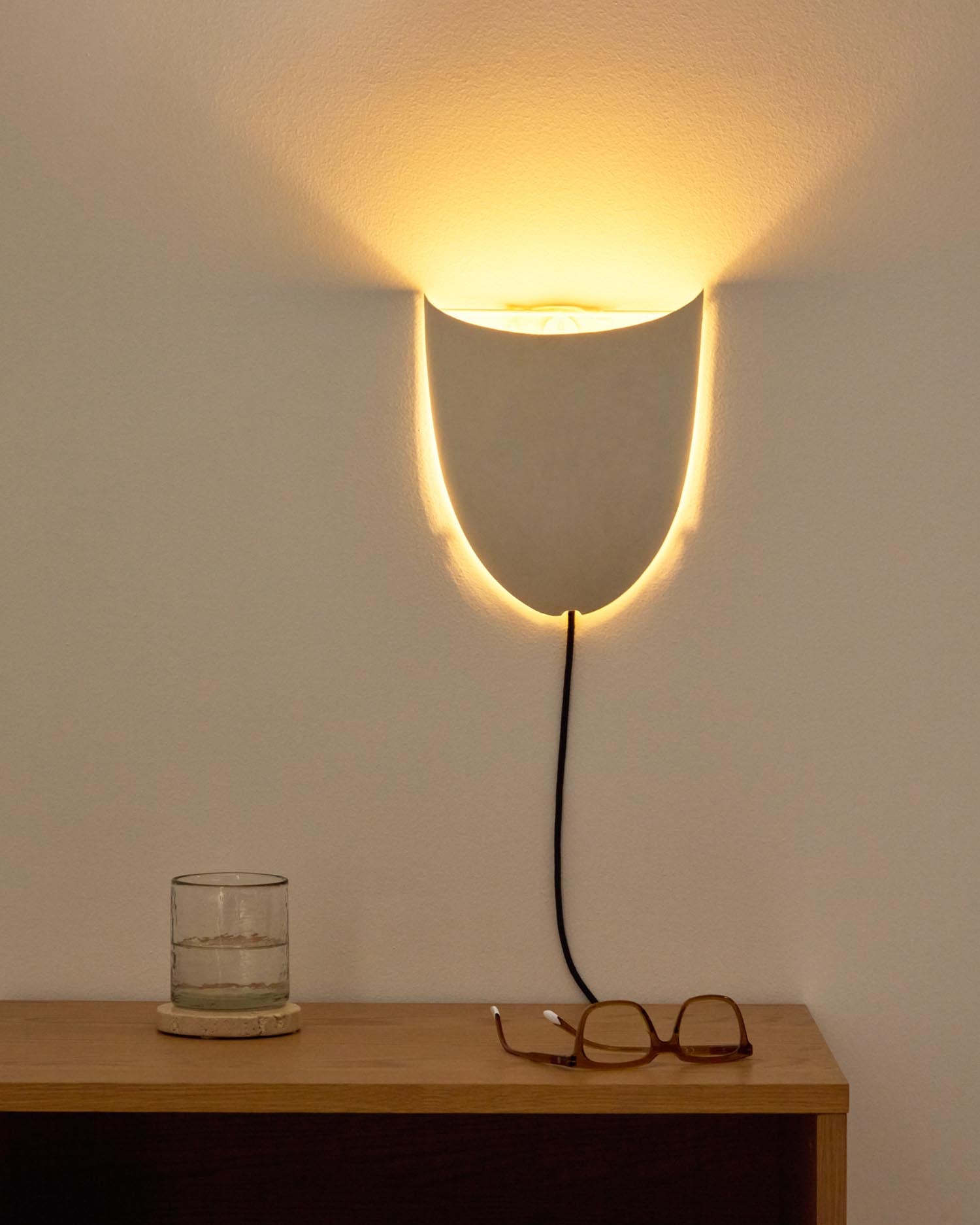 Entdecken Sie die elegante Wandleuchte Nibla in weißer Tonerdeoptik von Kave Home. Ideal für stimmungsvolle Akzente in jedem Raum.