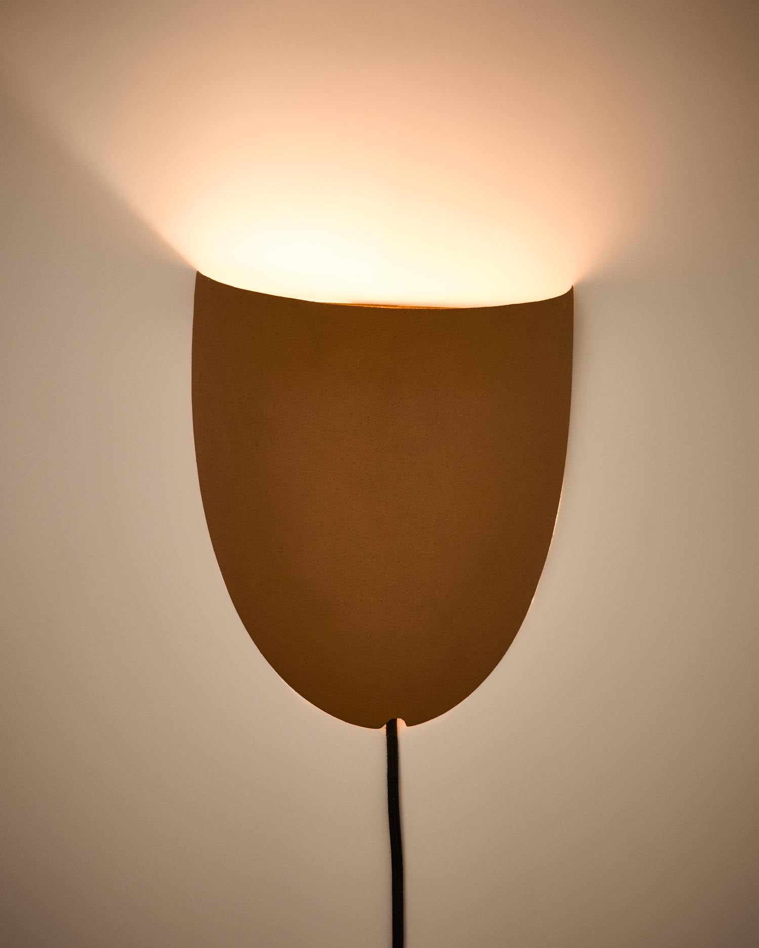 Entdecken Sie die Wandleuchte Nibla von Kave Home in stilvoller Terrakottaoptik. Ideal für gemütliche Beleuchtung in jedem Raum!