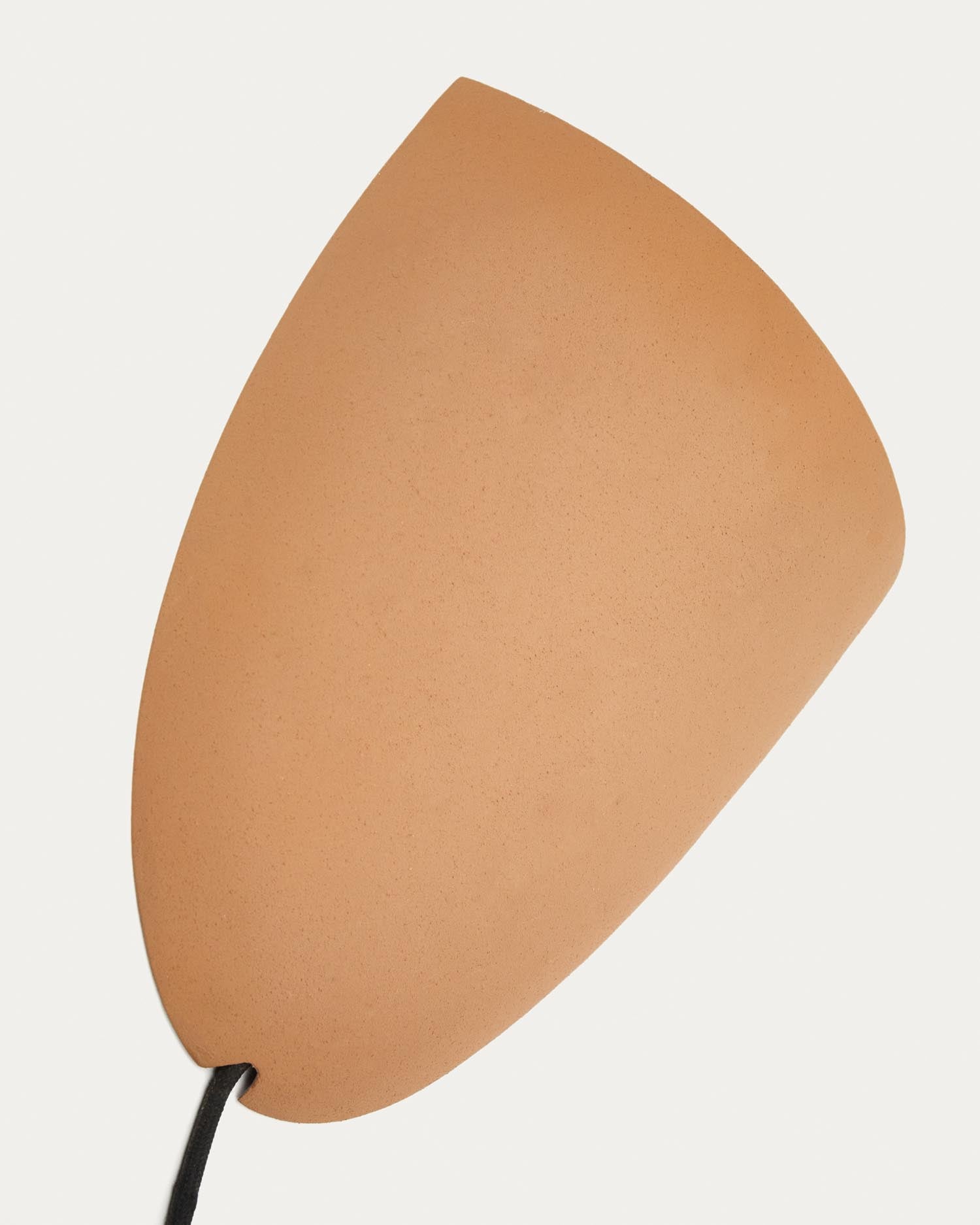 Verleihen Sie Ihrem Zuhause mit der Wandleuchte Nibla von Kave Home in eleganter Terrakottaoptik eine warme Atmosphäre. Perfekt für jeden Raum!