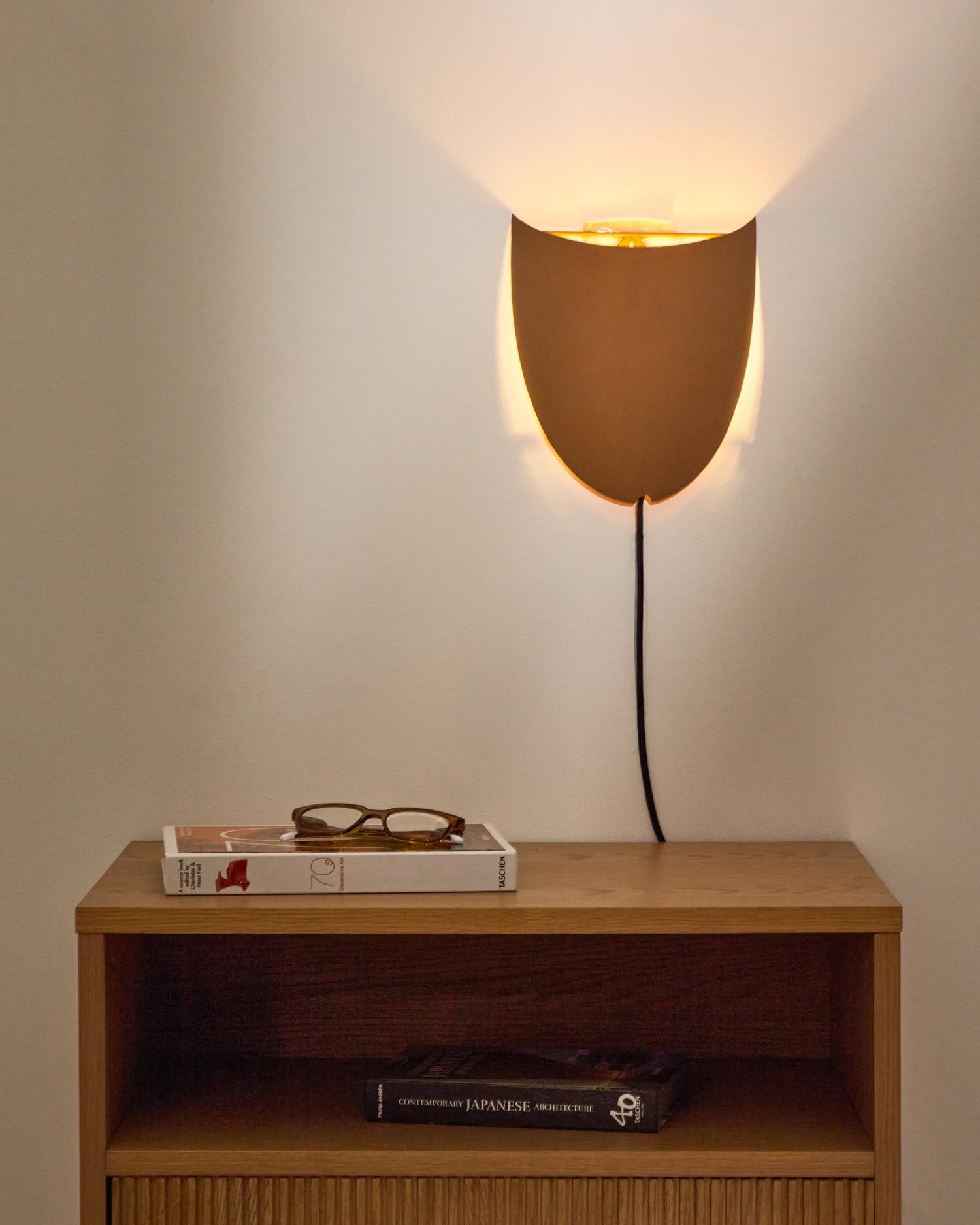 Entdecken Sie die stilvolle Wandleuchte Nibla in eleganter Terrakottaoptik. Ideal für gemütliche Akzente in jedem Raum.