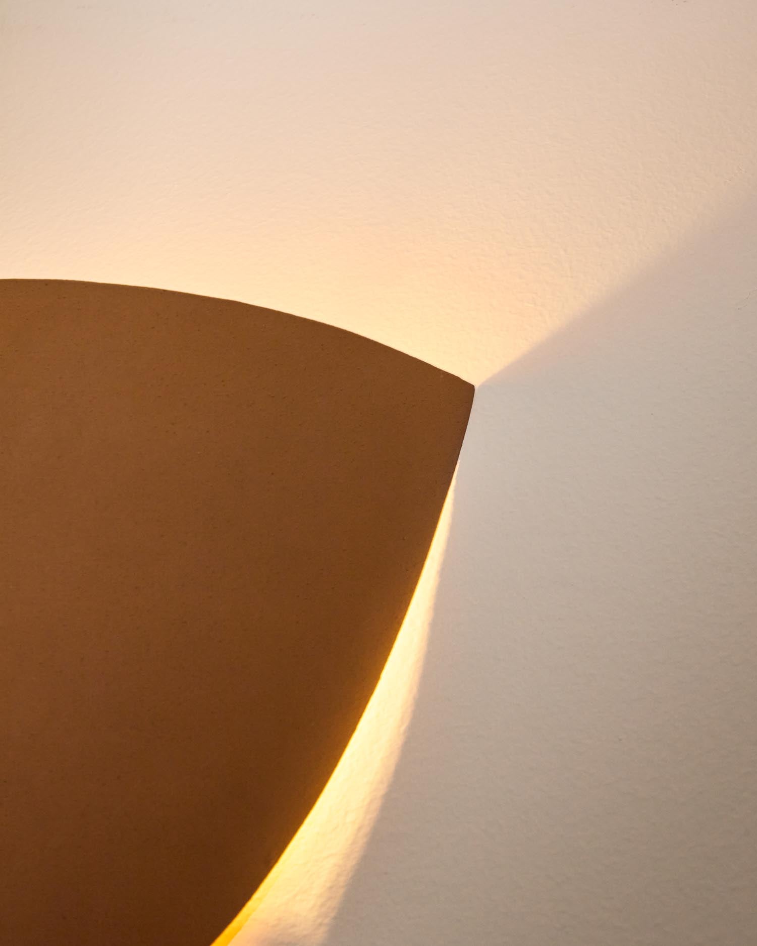 Verleihen Sie Ihrem Zuhause mit der Wandleuchte Nibla in Terrakottaoptik von Kave Home eine warme, einladende Atmosphäre. Perfekt für jeden Raum!