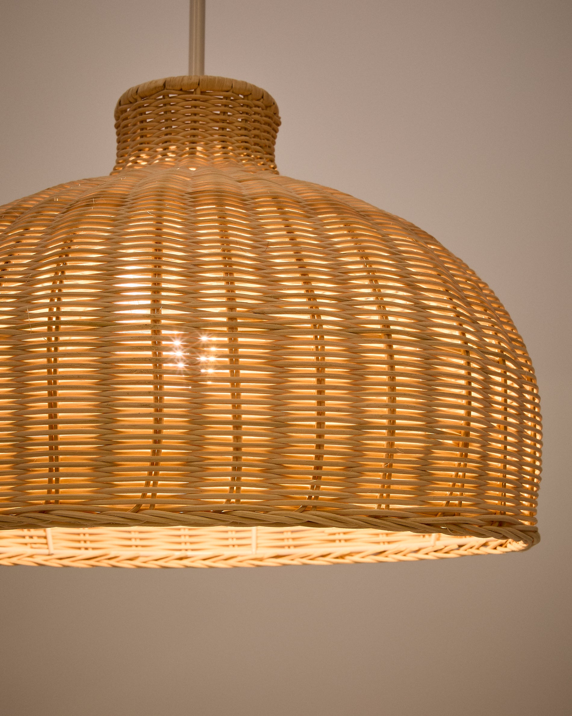 Lampenschirm Ennia aus Rattan mit hellem Finish Ø 38 cm in Natur präsentiert im Onlineshop von KAQTU Design AG. Lampenschirm ist von Kave Home