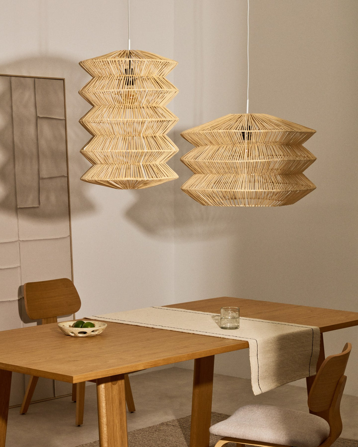 Lampenschirm Dakit aus handgeflochtenem Rattan mit Eisenrahmen in Naturfarbe, rund geformt für Deckenleuchten.