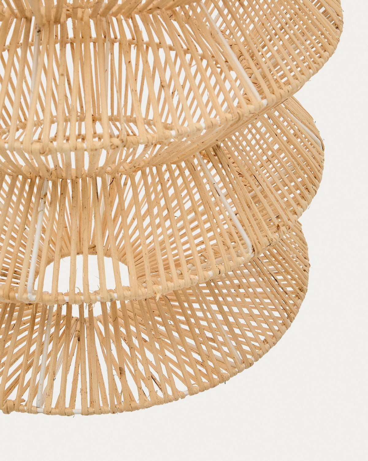 Lampenschirm für Deckenleuchte Dakit aus handgeflochtenem Rattan mit Eisengestell in Naturfarbe, rund geformt, Grösse 40 x 53 cm.