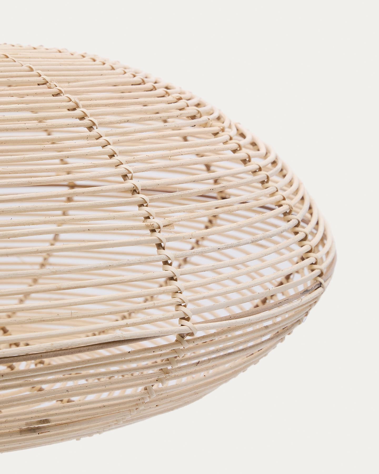 Lampenschirm für Deckenleuchte Flaro aus Rattan mit aufgehelltem Finish Ø 70 cm in Natur präsentiert im Onlineshop von KAQTU Design AG. Lampenschirm ist von Kave Home