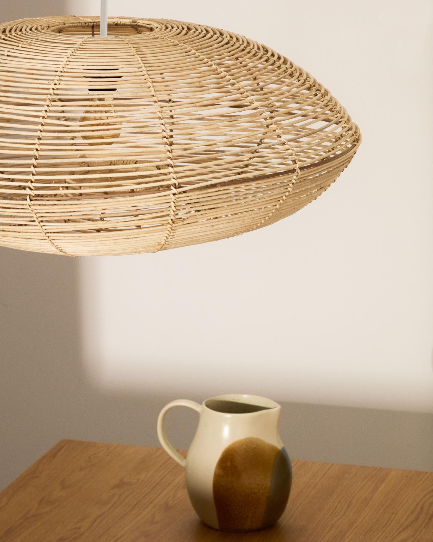Lampenschirm für Deckenleuchte Flaro aus Rattan mit aufgehelltem Finish Ø 70 cm in Natur präsentiert im Onlineshop von KAQTU Design AG. Lampenschirm ist von Kave Home
