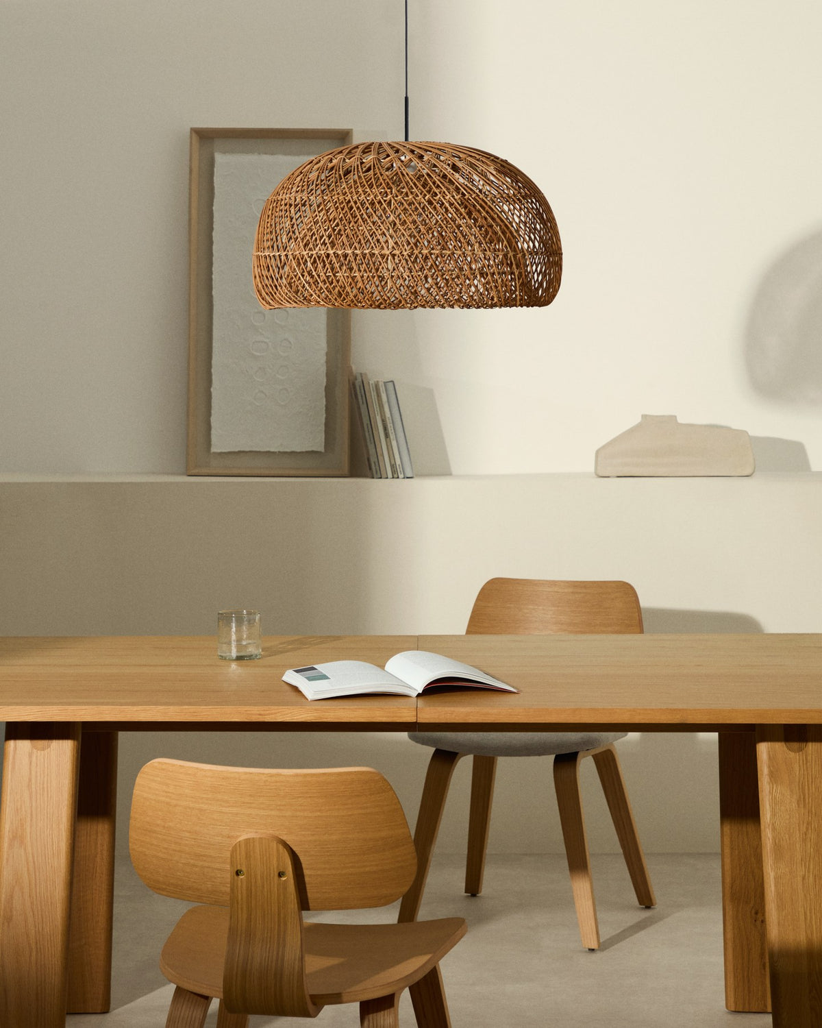 Runder Lampenschirm aus handgeflochtenem Rattan in natürlichem Farbton, Metallgestell im Inneren, Durchmesser 60 cm, Höhe 33 cm.