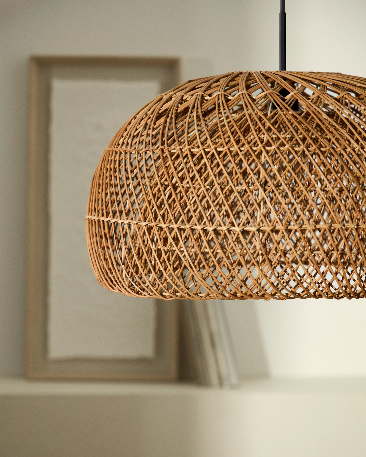 Runder Lampenschirm aus handgeflochtenem Rattan in natürlichem Farbton, Metallgestell im Inneren, Durchmesser 60 cm, Höhe 33 cm.