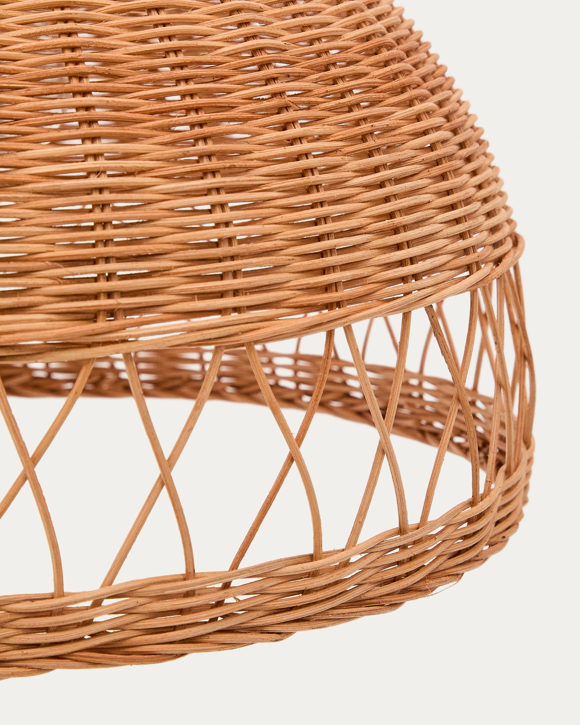 Lampenschirm für Deckenleuchte Loura aus Rattan mit Finish in natürlichem Farbton Ø 40 cm in Natur präsentiert im Onlineshop von KAQTU Design AG. Lampenschirm ist von Kave Home