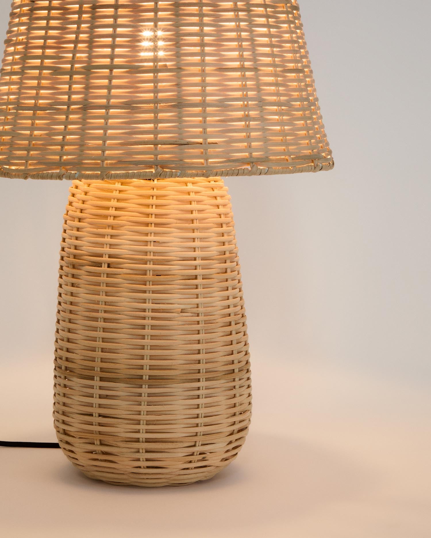 Entdecken Sie die stilvolle Tischlampe Neuda aus Rattan mit hellem Finish von Kave Home – ein einzigartiges Designerstück für Ihr Zuhause.