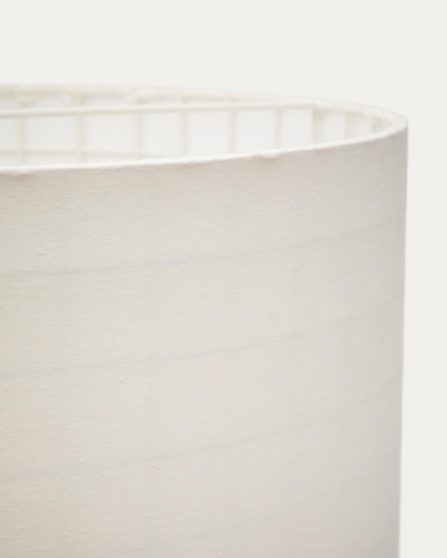 Gestalten Sie Ihr Zuhause mit dem eleganten Dulan Lampenschirm (Ø 45 cm) aus feiner Baumwolle von Kave Home, der für eine einladende Lichtstimmung sorgt.